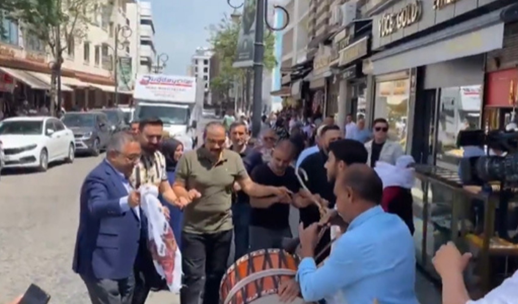 Bölücü örgüt silah bıraktı, Diyarbakır'da halay çekildi! Bölücü örgüt silah bıraktı, Diyarbakır'da halay çekildi!