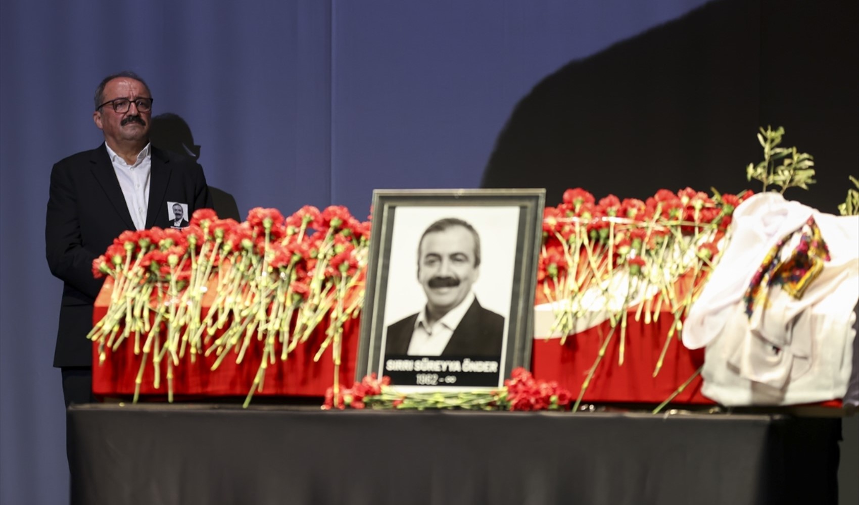 Sırrı Süreyya Önder'in kardeşinden 'fesih' açıklaması! 'Çok emeği var' Sırrı Süreyya Önder'in kardeşinden 'fesih' açıklaması! 'Çok emeği var'