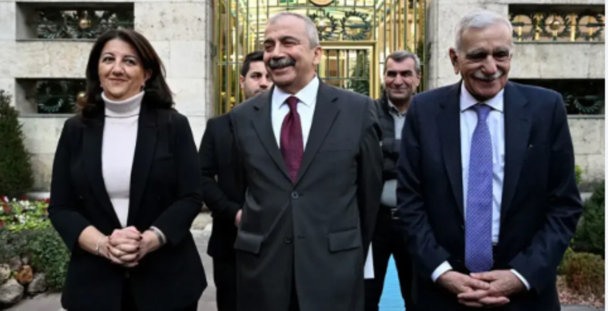 PKK kendini feshetti ama silahlara ne olacak? Süreçte silah muamması!