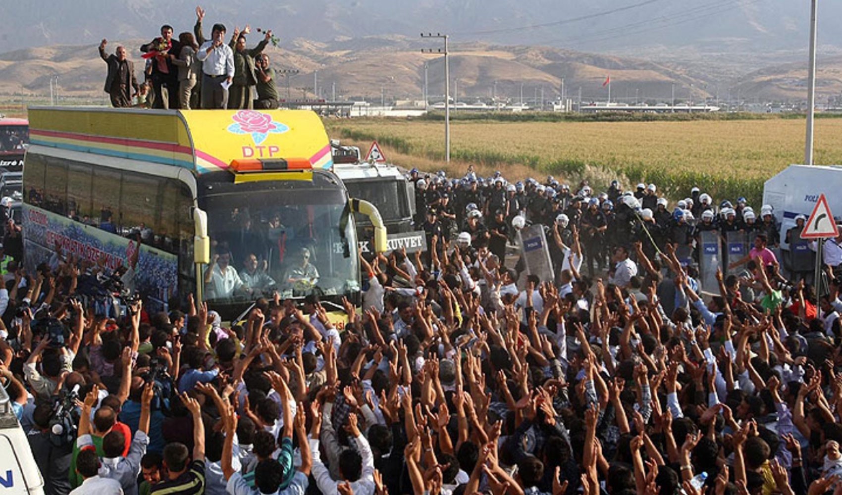 Silah bırakma ve fesih süreciyle ilgili çarpıcı ayrıntı: Terör örgütü PKK, ikinci Habur rezaletini istemiş! Silah bırakma ve fesih süreciyle ilgili çarpıcı ayrıntı: Terör örgütü PKK, ikinci Habur rezaletini istemiş!
