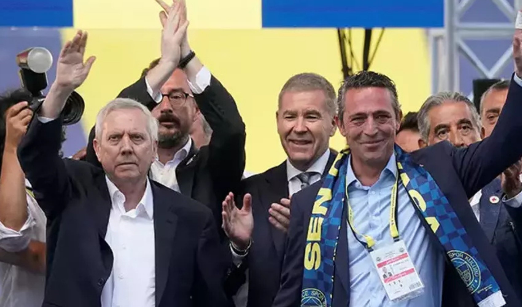 Fenerbahçe'de kazan kaynıyor: Ali Koç'a istifa sesleri yükselirken Aziz Yıldırım cephesinden yeni hamle Fenerbahçe'de kazan kaynıyor: Ali Koç'a istifa sesleri yükselirken Aziz Yıldırım cephesinden yeni hamle