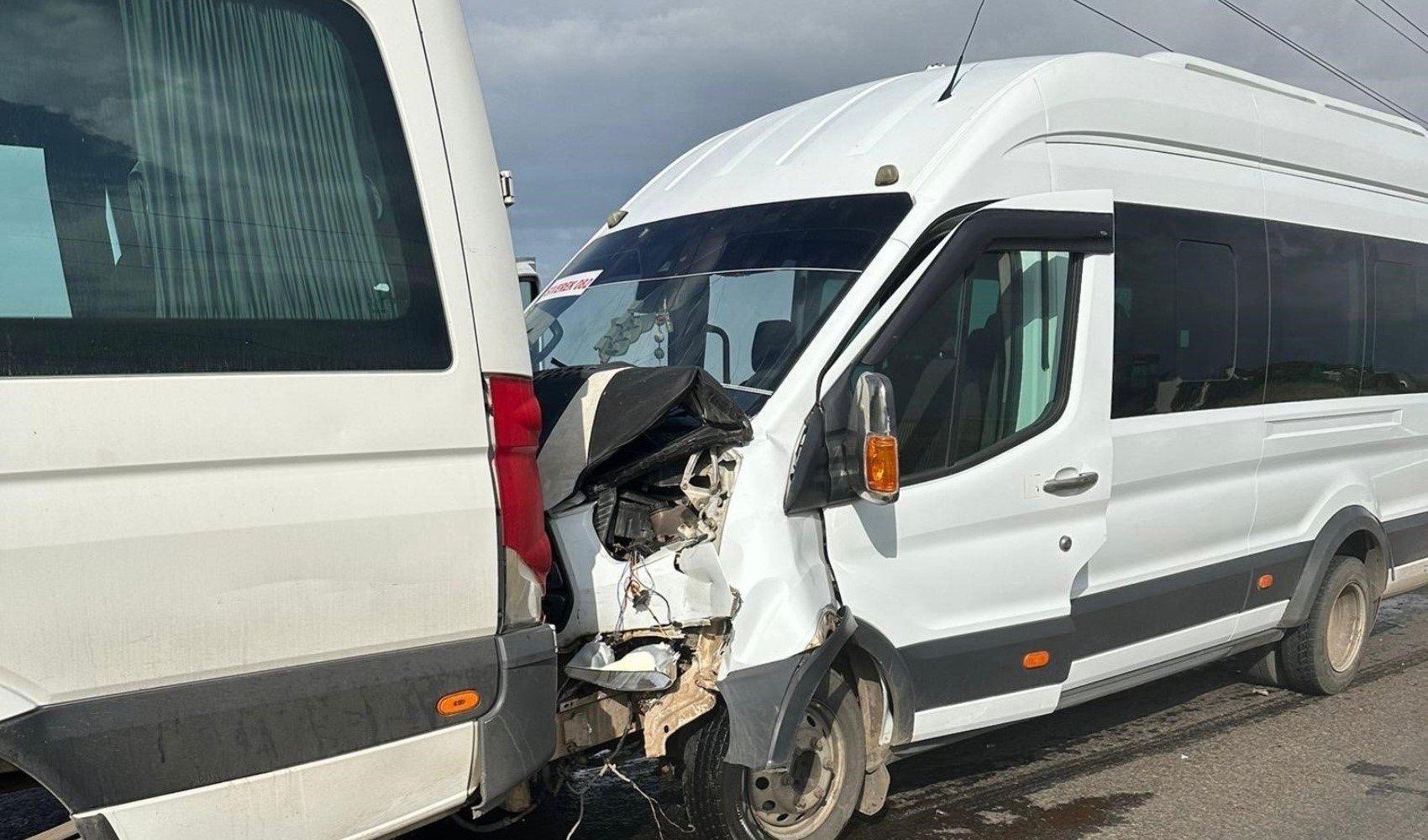 Siverek'te öğretmen servisleri kaza yaptı: 28 yaralı Siverek'te öğretmen servisleri kaza yaptı: 28 yaralı