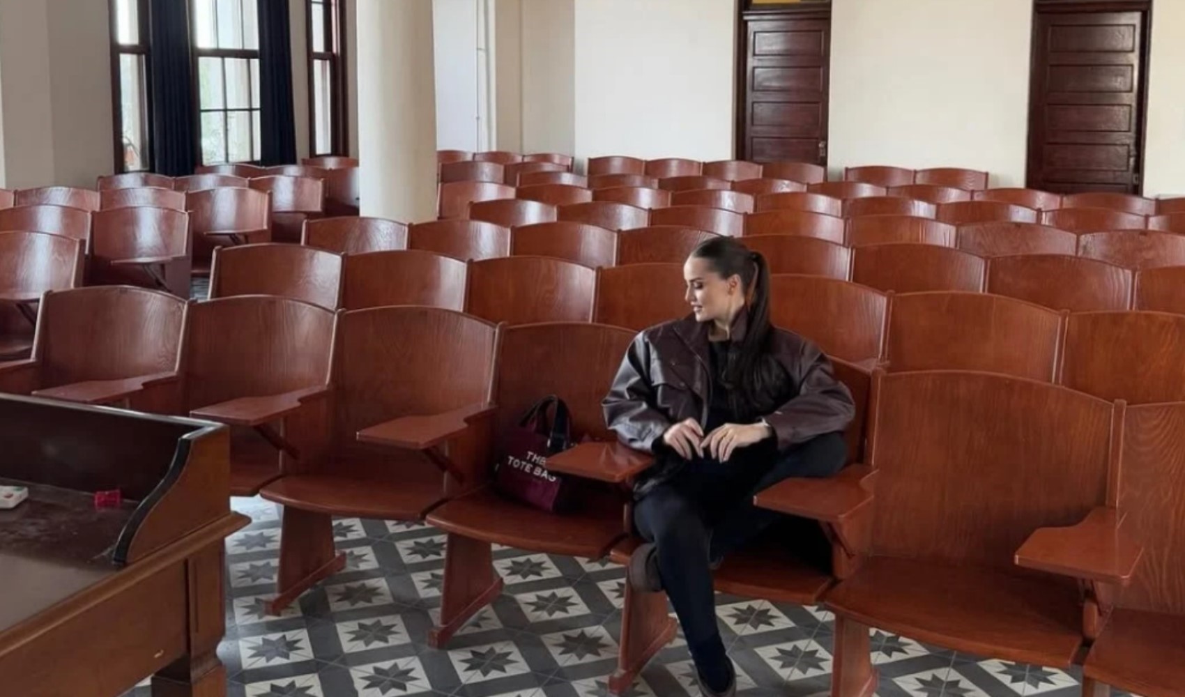 Fahriye Evcen, mezun olduğu üniversitede! Setten pozlarını paylaştı