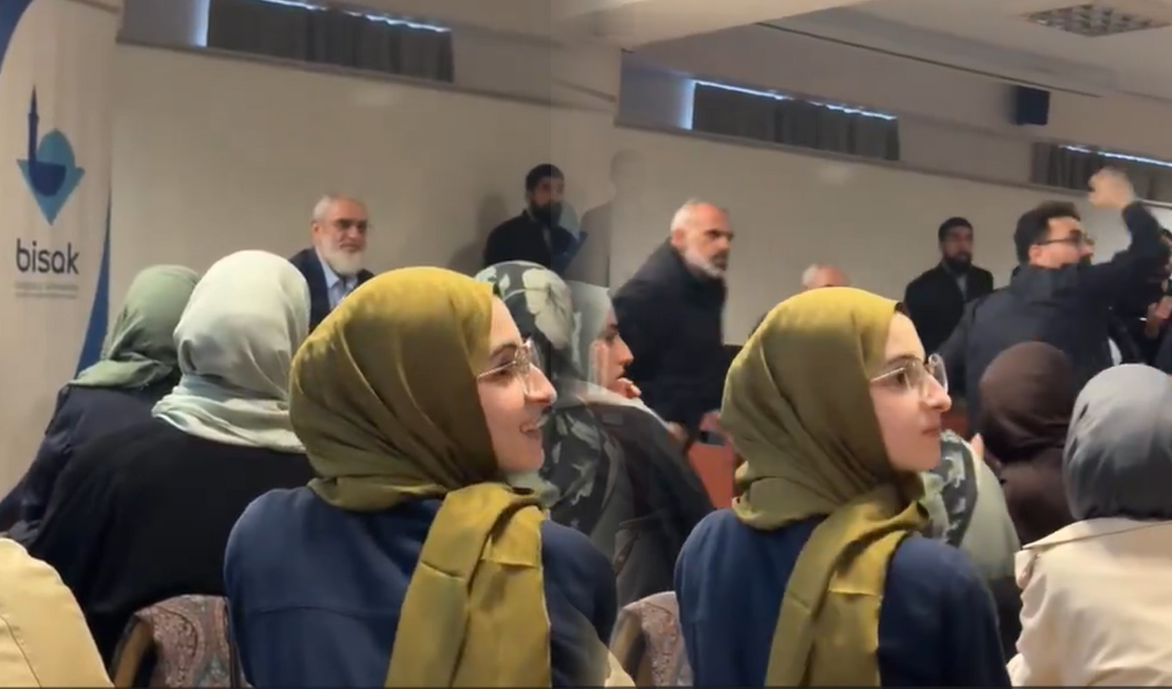 Nurettin Yıldız'a yumurta atıldı: Öğrenciler protesto etti Nurettin Yıldız'a yumurta atıldı: Öğrenciler protesto etti