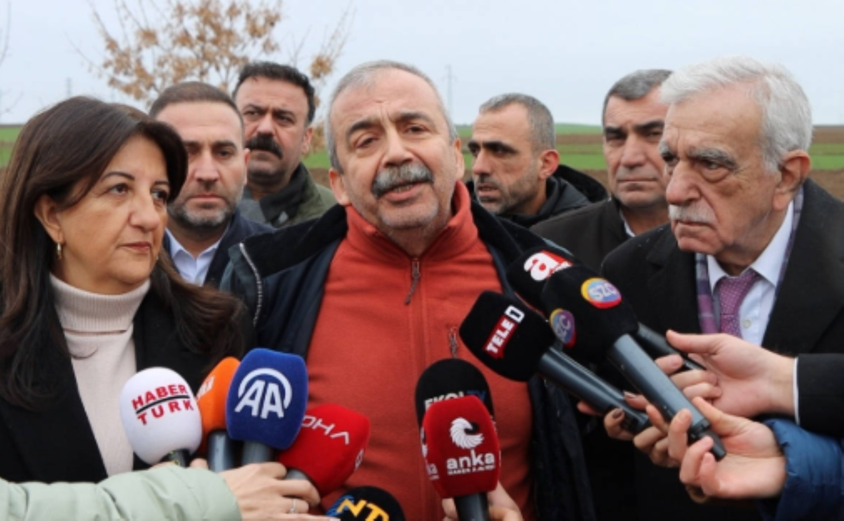 PKK’nın feshi yeni süreci başlattı: Gözler DEM Parti’de: Sırrı Süreyya Önder'in yerine kim gelecek? Parti sahaya iniyor