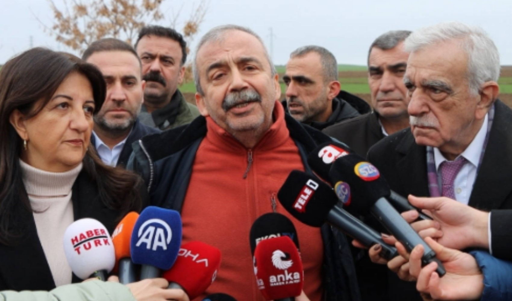 PKK’nın feshi yeni süreci başlattı: Gözler DEM Parti’de: Sırrı Süreyya Önder'in yerine kim gelecek? Parti sahaya iniyor PKK’nın feshi yeni süreci başlattı: Gözler DEM Parti’de: Sırrı Süreyya Önder'in yerine kim gelecek? Parti sahaya iniyor
