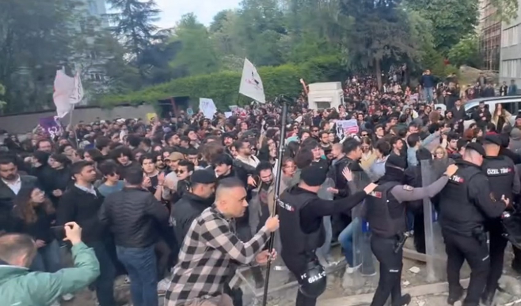 Boğaziçi Üniversitesi'ndeki protestolarda 6 öğrenci tutuklandı Boğaziçi Üniversitesi'ndeki protestolarda 6 öğrenci tutuklandı