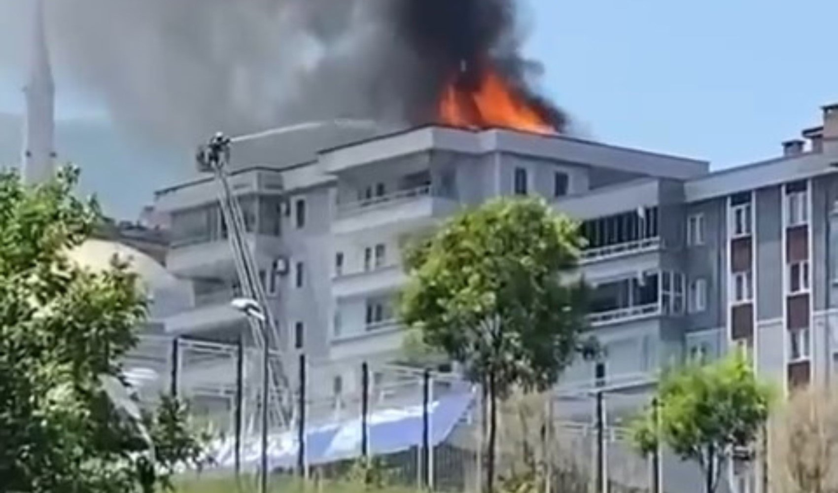 Bursa’da binada korkutan yangın! Çatı katı küle döndü