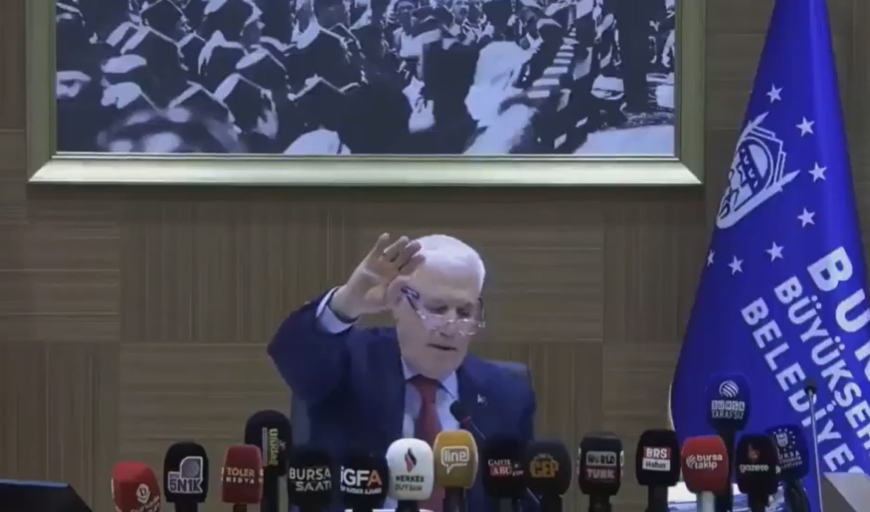 Bursa Belediye Meclisi'ndeki tartışmada AKP'li üyeden 'liyakatsizlik' itirafı: İnsanlar nerede çalışacak Bursa Belediye Meclisi'ndeki tartışmada AKP'li üyeden 'liyakatsizlik' itirafı: İnsanlar nerede çalışacak