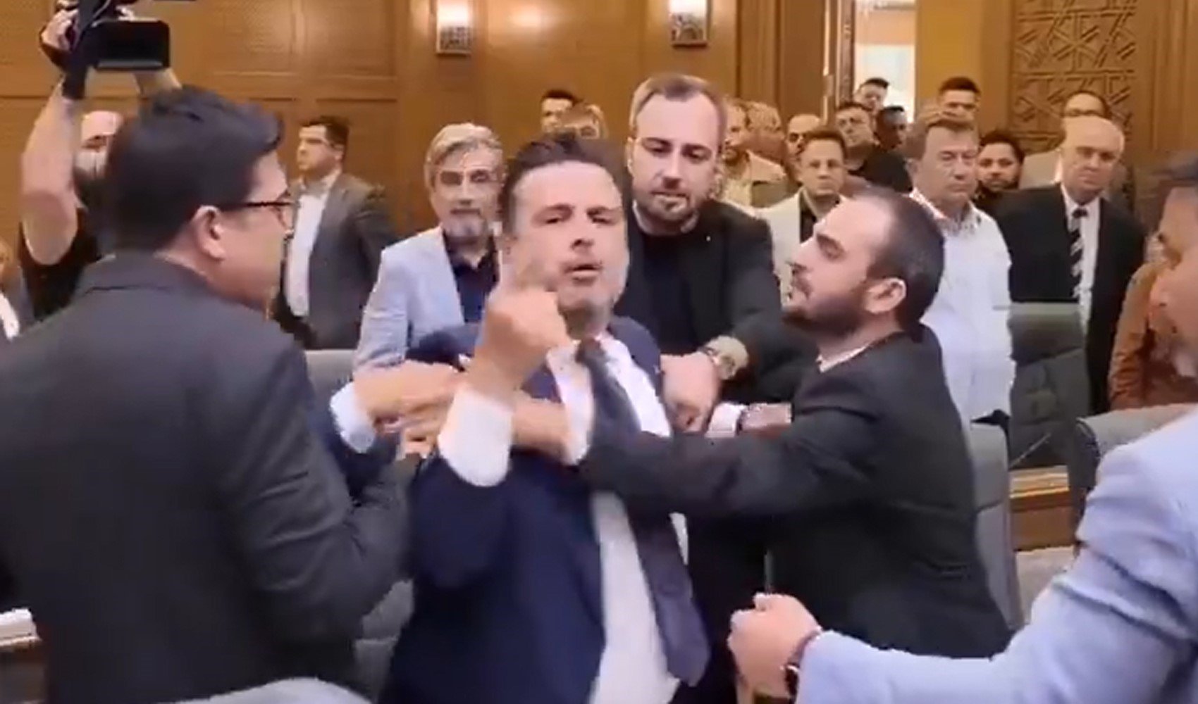 AKP'li meclis üyeleri başkanın üzerine yürüdü: Küfürler havada uçuştu AKP'li meclis üyeleri başkanın üzerine yürüdü: Küfürler havada uçuştu