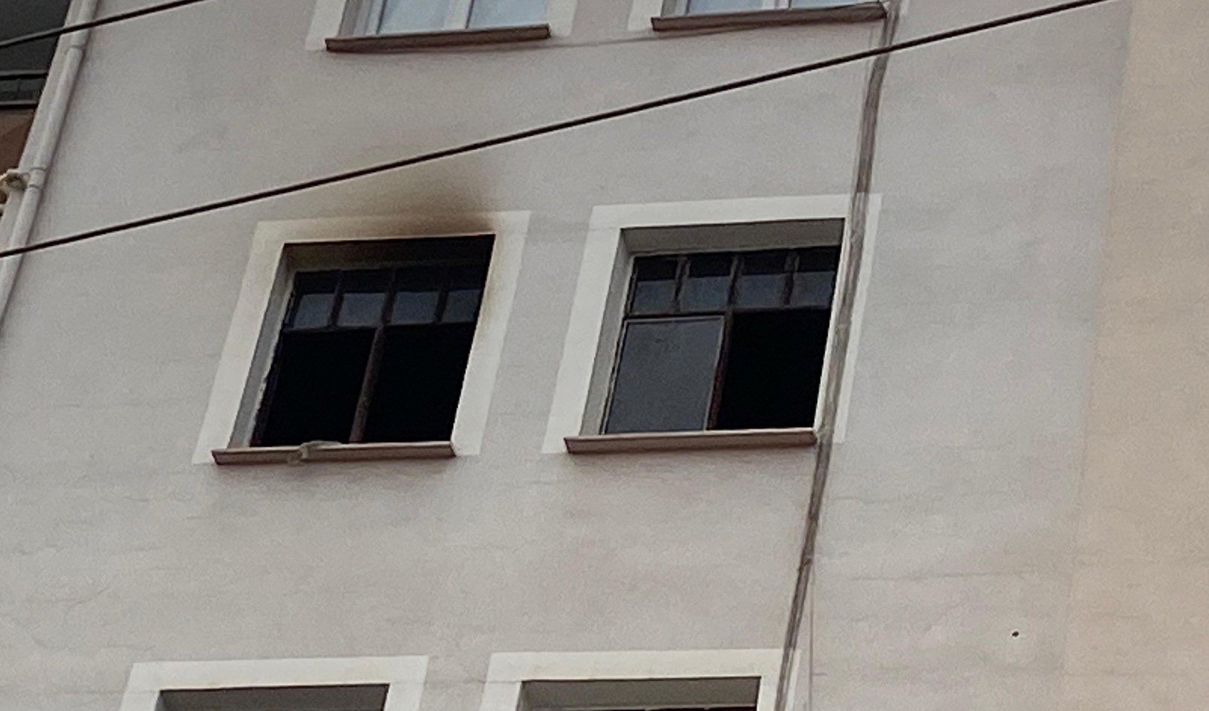 Evde şarj edilen akü patladı, yangın çıktı Evde şarj edilen akü patladı, yangın çıktı