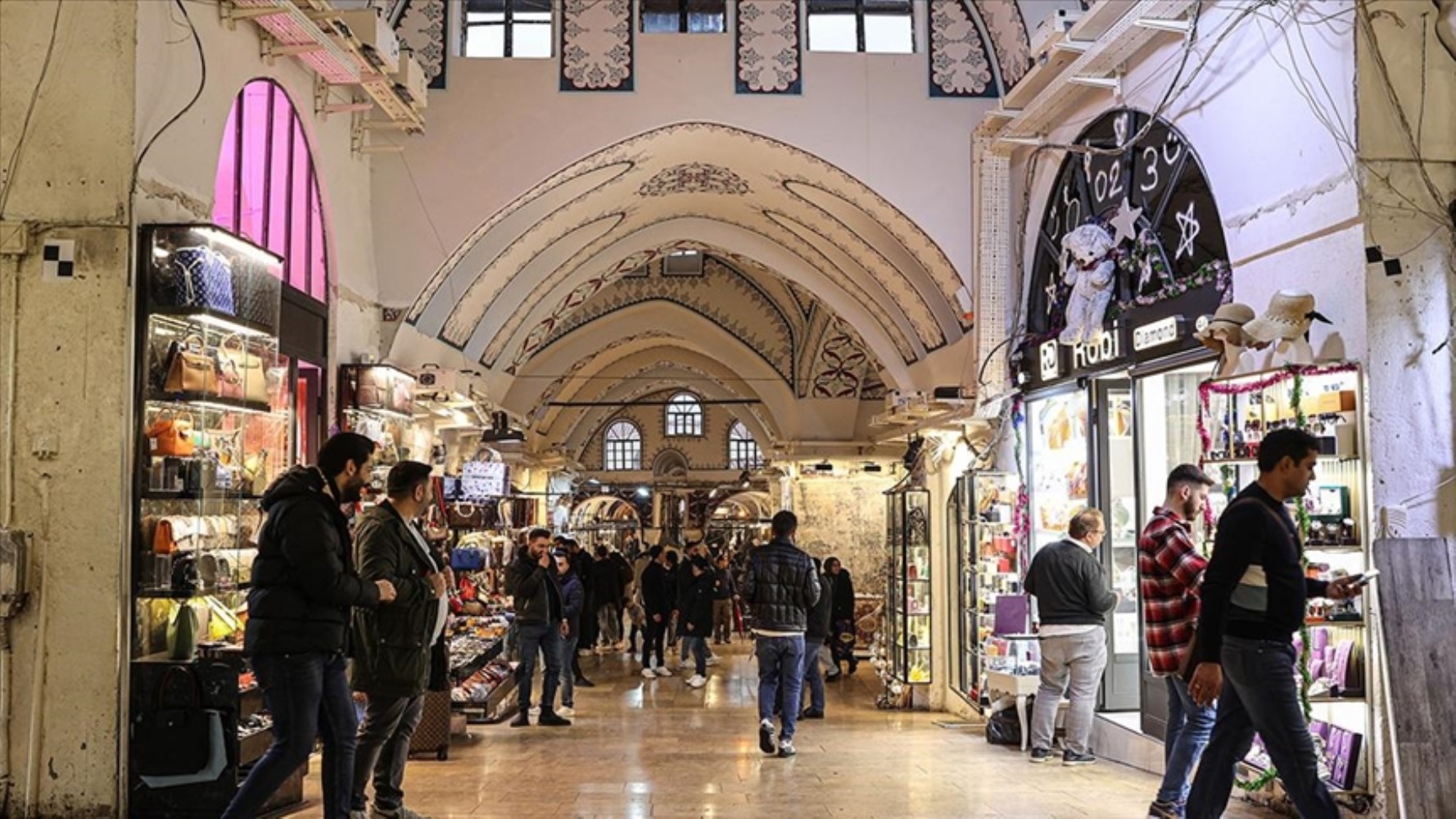 Lüks restoranlar, korumalar, çakarlı araçlar… Kendisini Cumhurbaşkanı personeli olarak tanıttı: İşte 'Kapalıçarşı vurgunu'