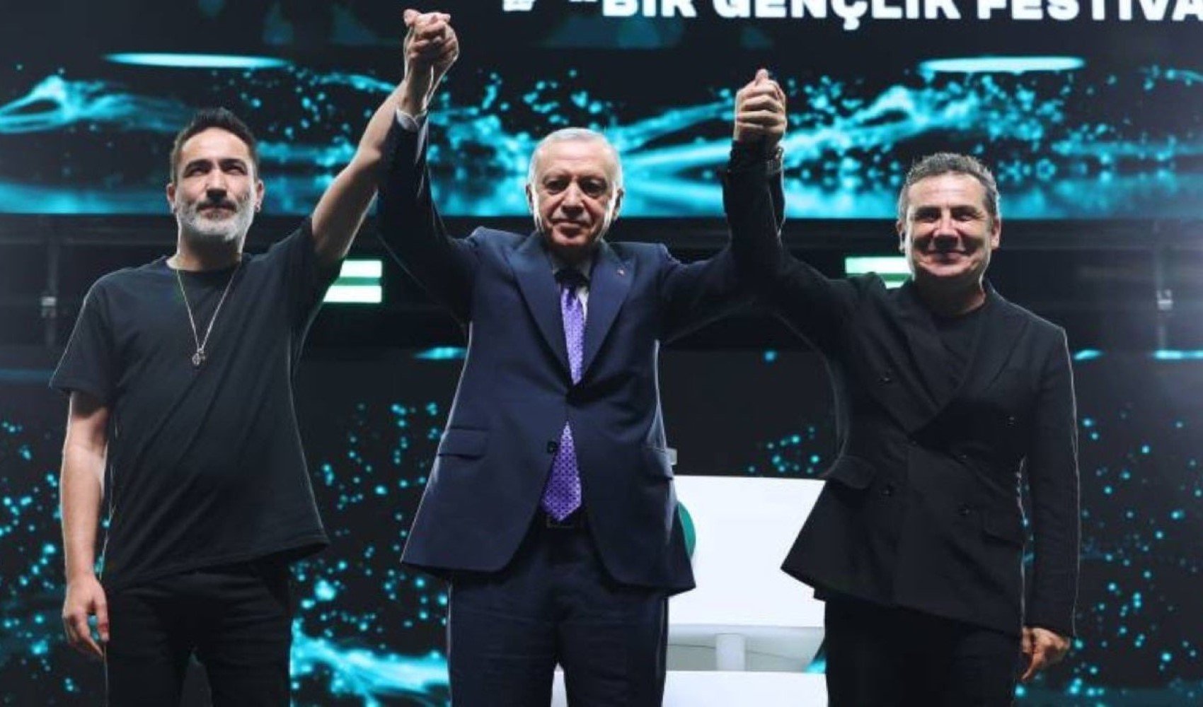 Erdoğan, Sagopa Kajmer ve Ferhat Göçer'le sahnede: 'Hemen kaçmak istiyor. Durmak yok, yola devam' Erdoğan, Sagopa Kajmer ve Ferhat Göçer'le sahnede: 'Hemen kaçmak istiyor. Durmak yok, yola devam'