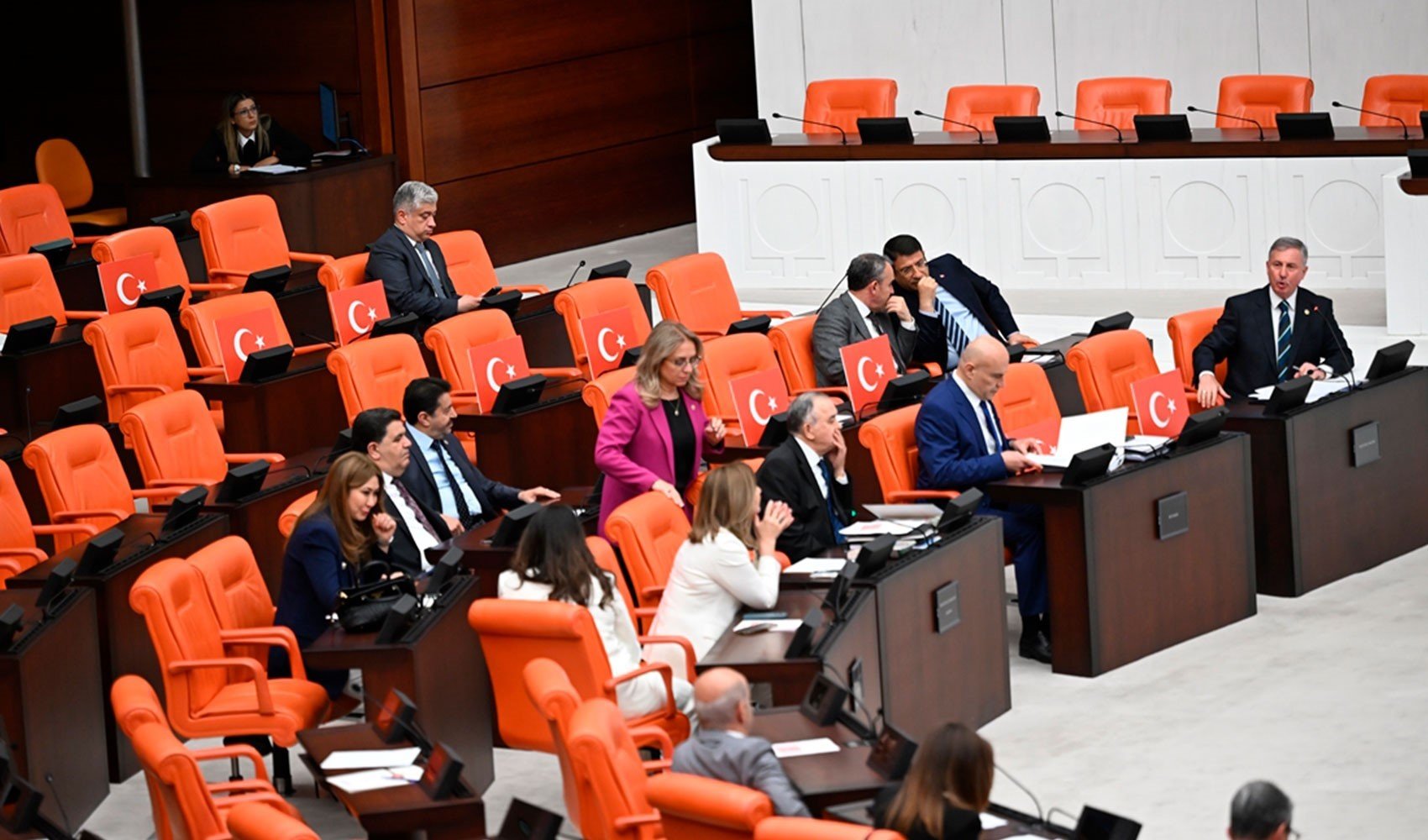 İYİ Parti'den TBMM'de Türk bayraklı protesto İYİ Parti'den TBMM'de Türk bayraklı protesto