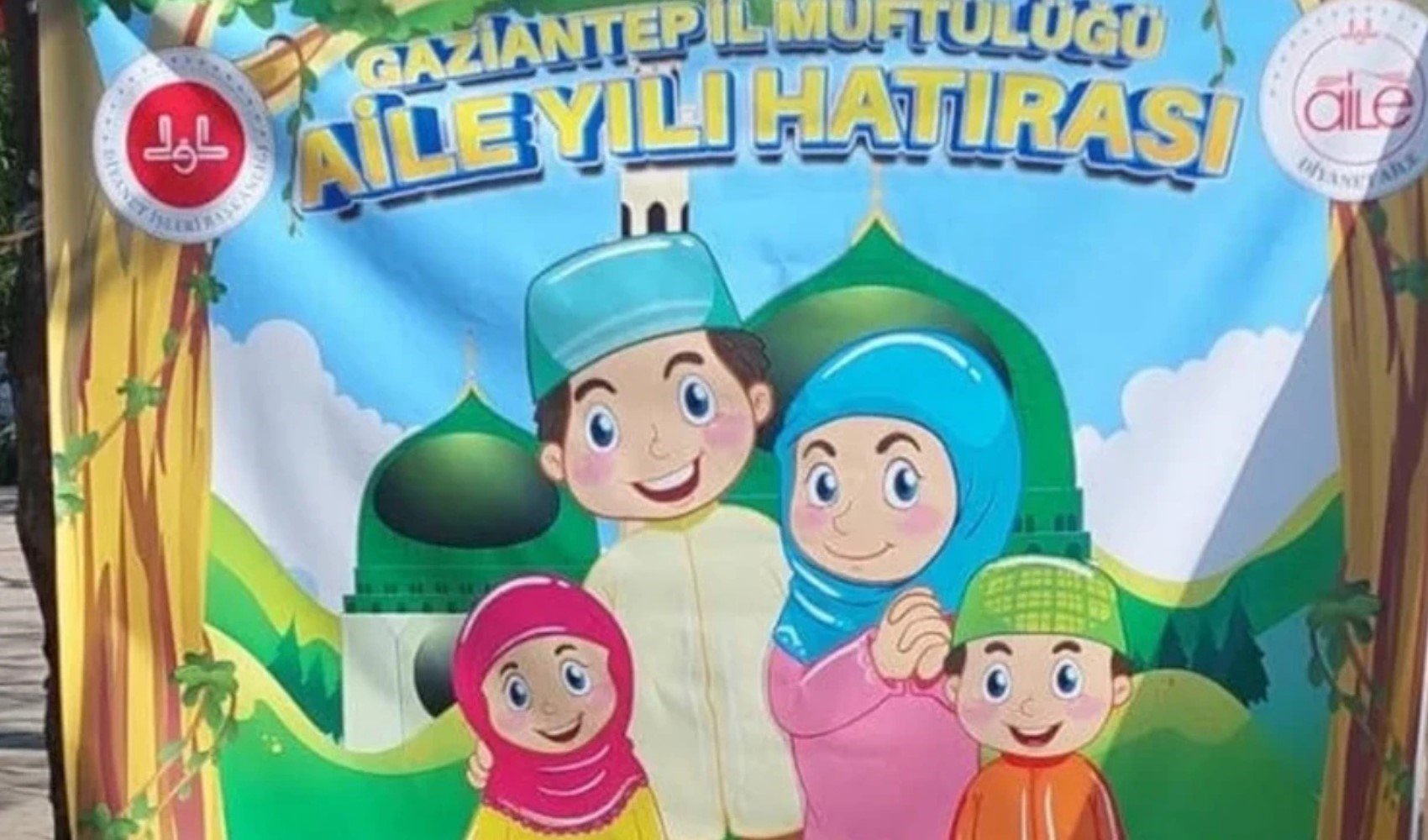 Gaziantep’te 'Aile yılı' krizi: Kız çocuğuna başörtü, erkek çocuğuna takke takıldı Gaziantep’te 'Aile yılı' krizi: Kız çocuğuna başörtü, erkek çocuğuna takke takıldı