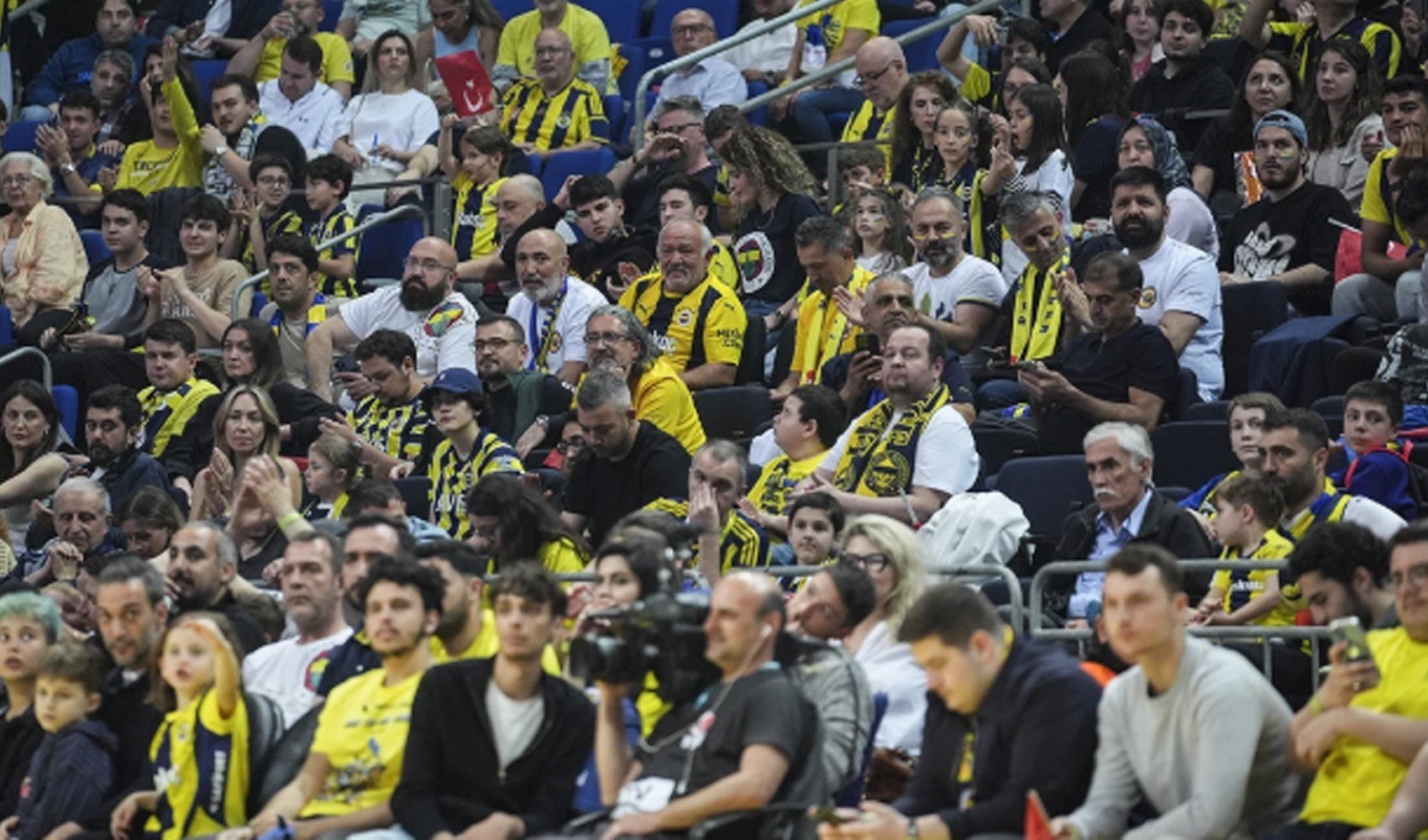 Fenerbahçeli taraftarlar, Ali Koç'u istifaya çağırdı Fenerbahçeli taraftarlar, Ali Koç'u istifaya çağırdı