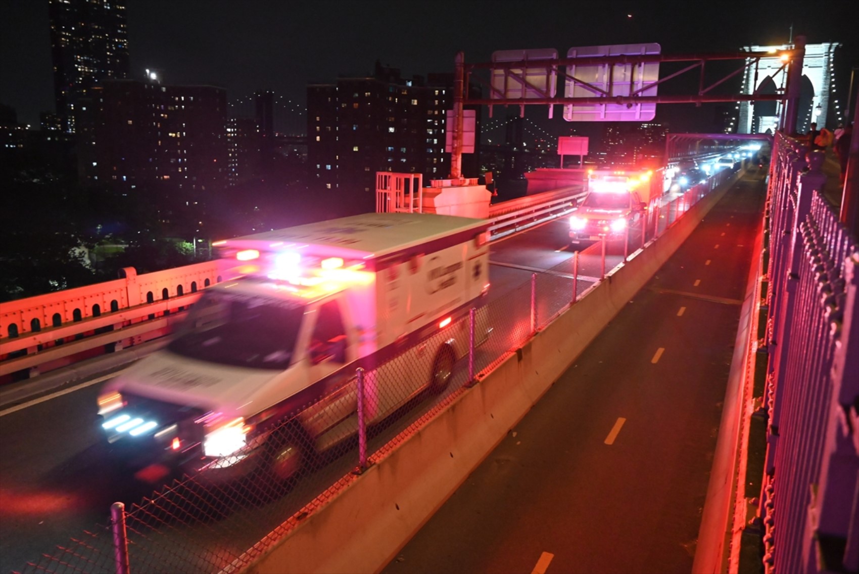ABD’de feci kaza: Meksika donanmasına ait gemi Brooklyn Köprüsü’ne çarptı! İşte olay yerinden ilk görüntüler...