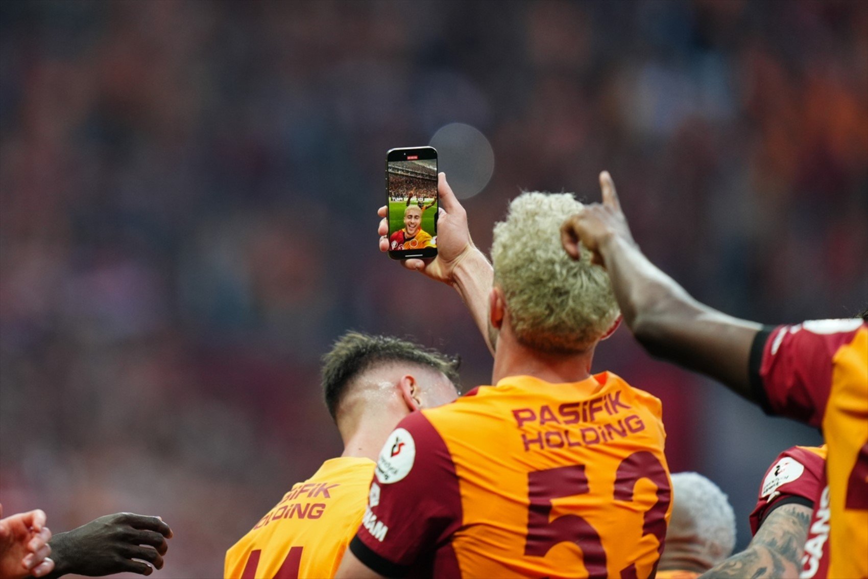 Barış Alper'den selfieli sevinç! Sarı kartı gördü