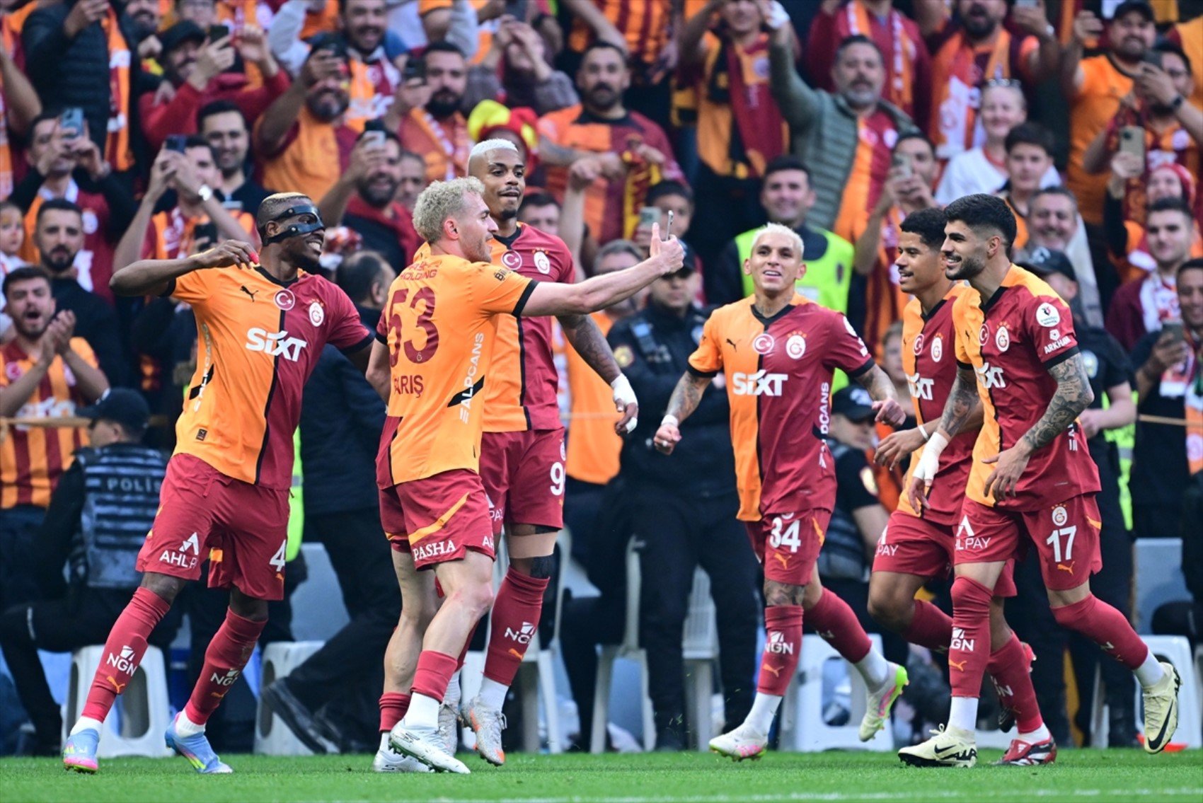 Barış Alper'den selfieli sevinç! Sarı kartı gördü