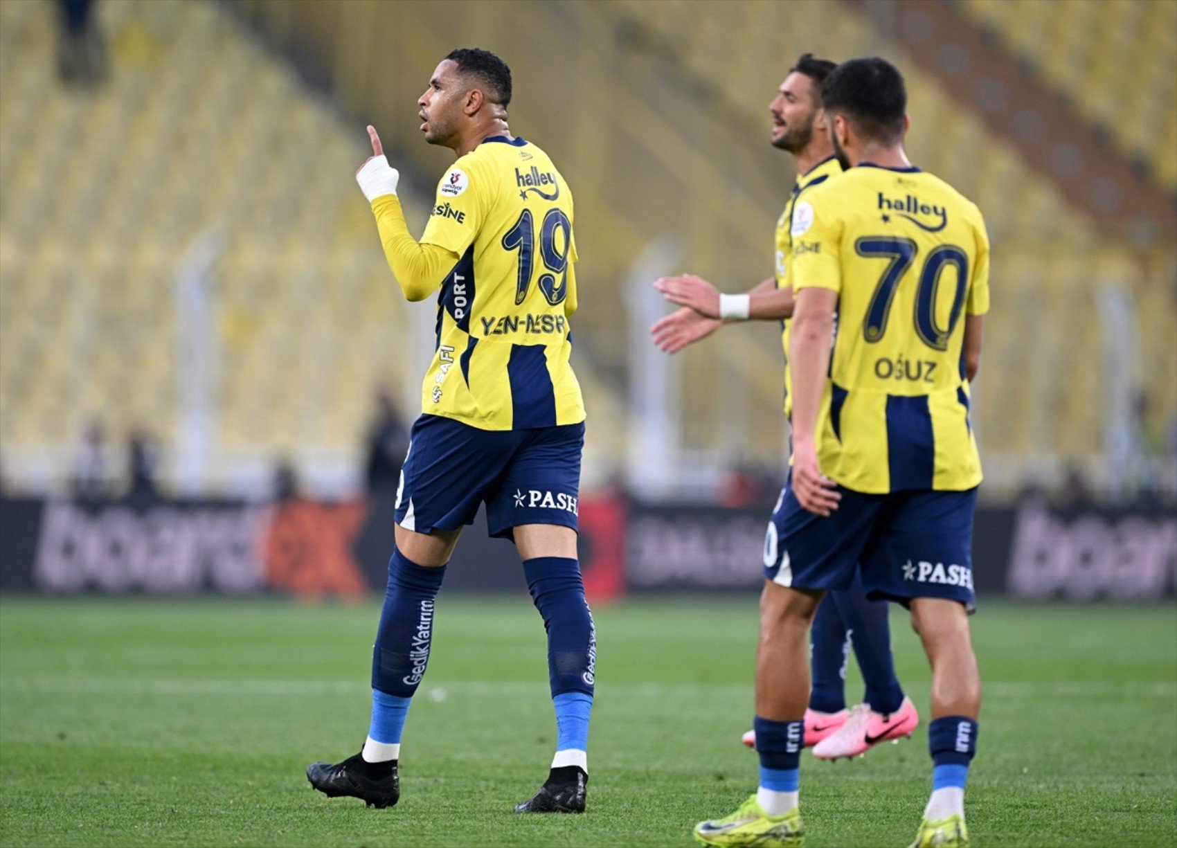Kadıköy’de sessizlik: Fenerbahçe taraftarı tribünleri boş bıraktı