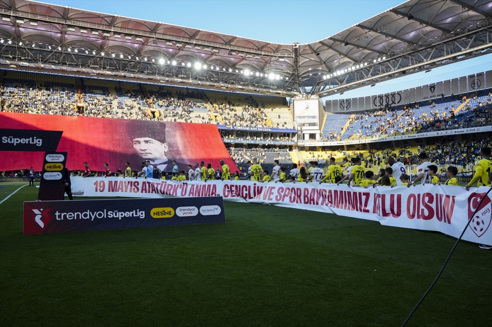 Kadıköy’de sessizlik: Fenerbahçe taraftarı tribünleri boş bıraktı