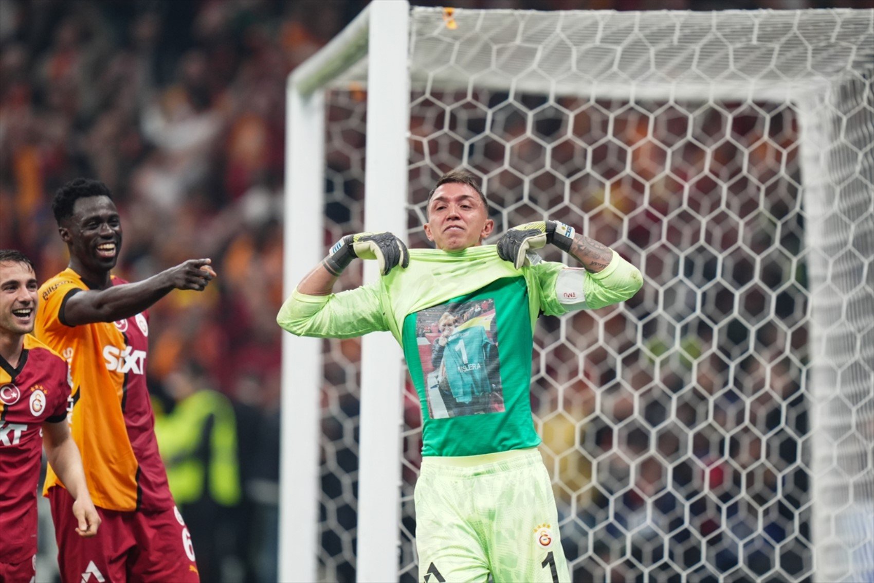 Efsane kaleci Muslera’dan veda gibi gol: Gözyaşlarıyla kutladı