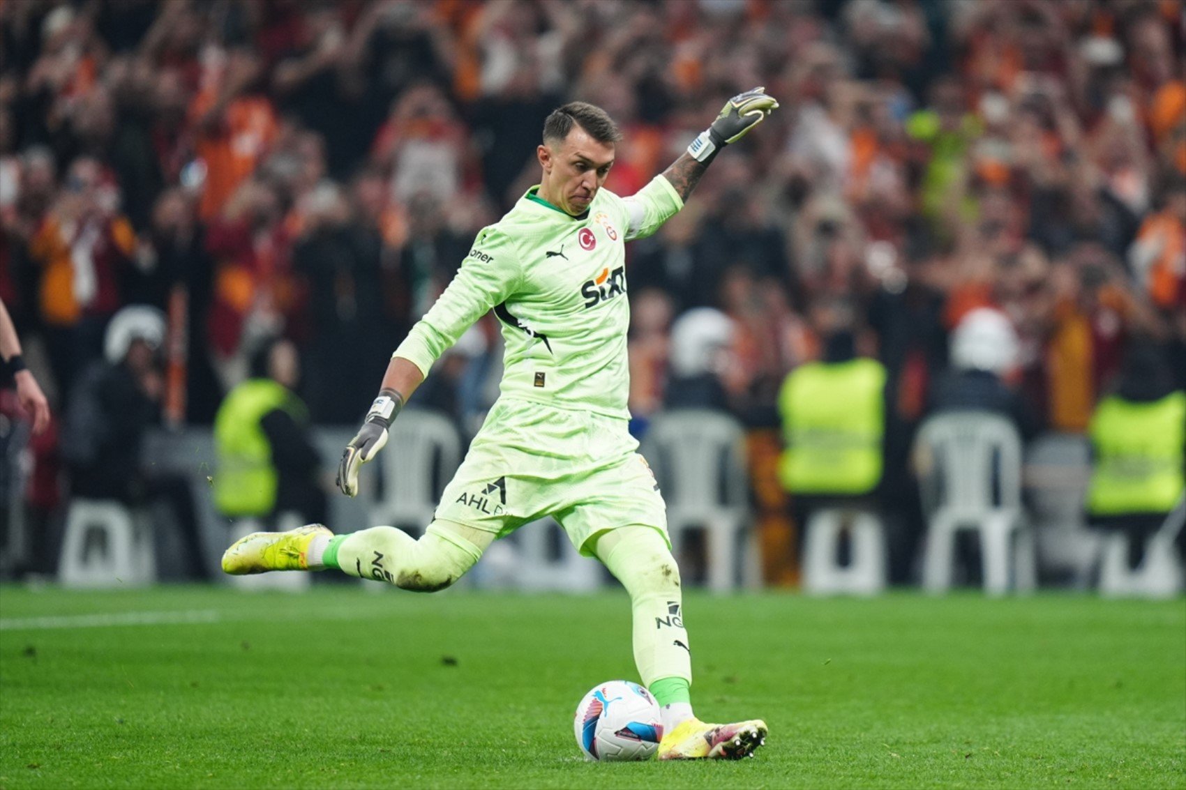 Efsane kaleci Muslera’dan veda gibi gol: Gözyaşlarıyla kutladı