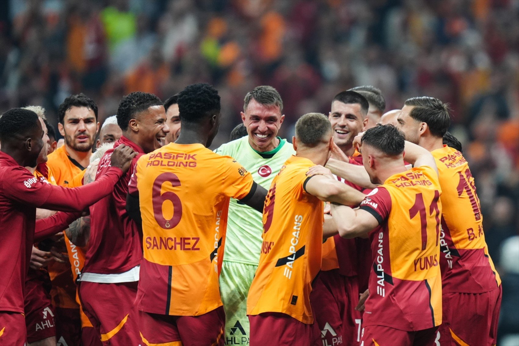 Efsane kaleci Muslera’dan veda gibi gol: Gözyaşlarıyla kutladı