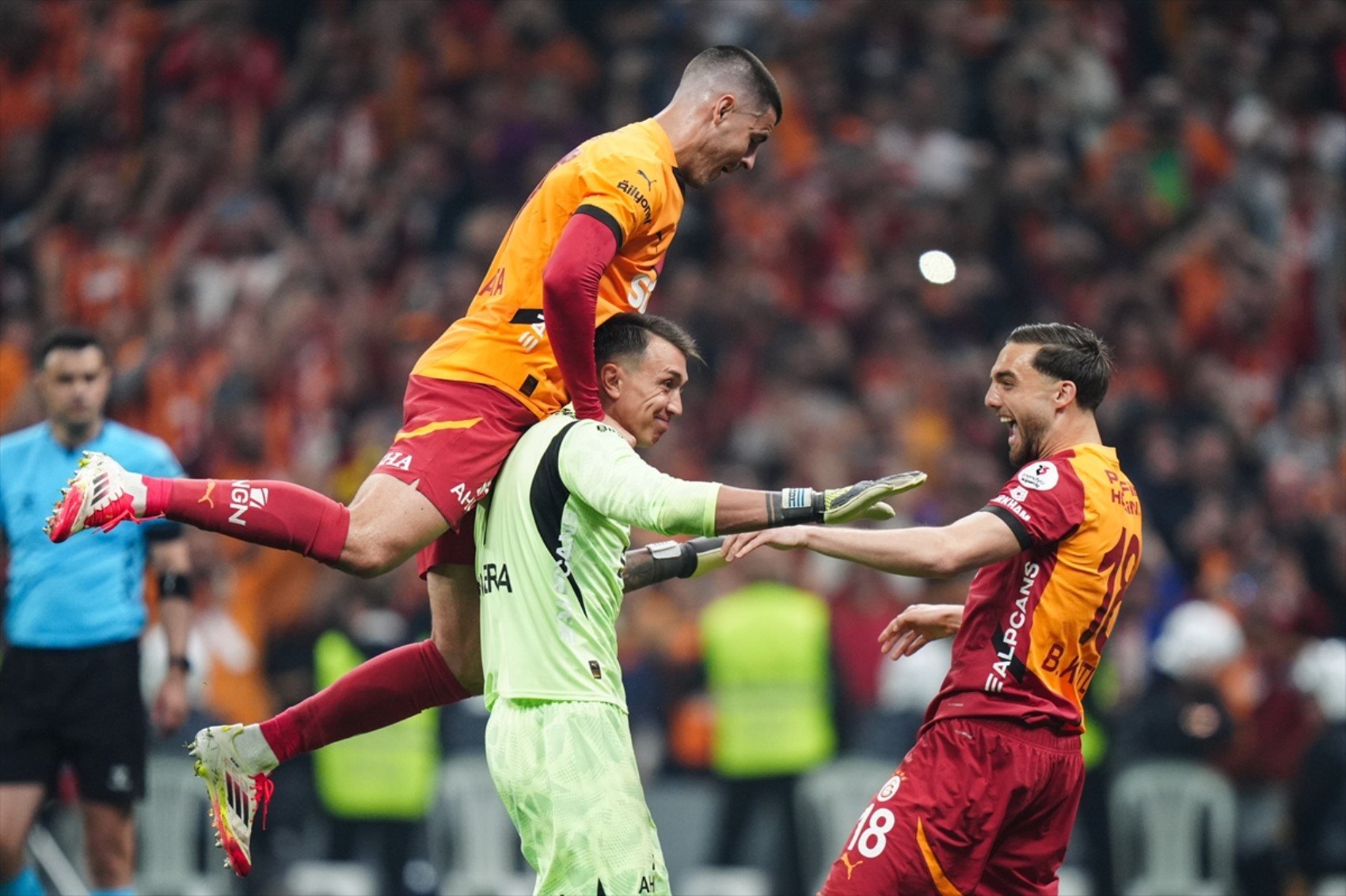 Efsane kaleci Muslera’dan veda gibi gol: Gözyaşlarıyla kutladı