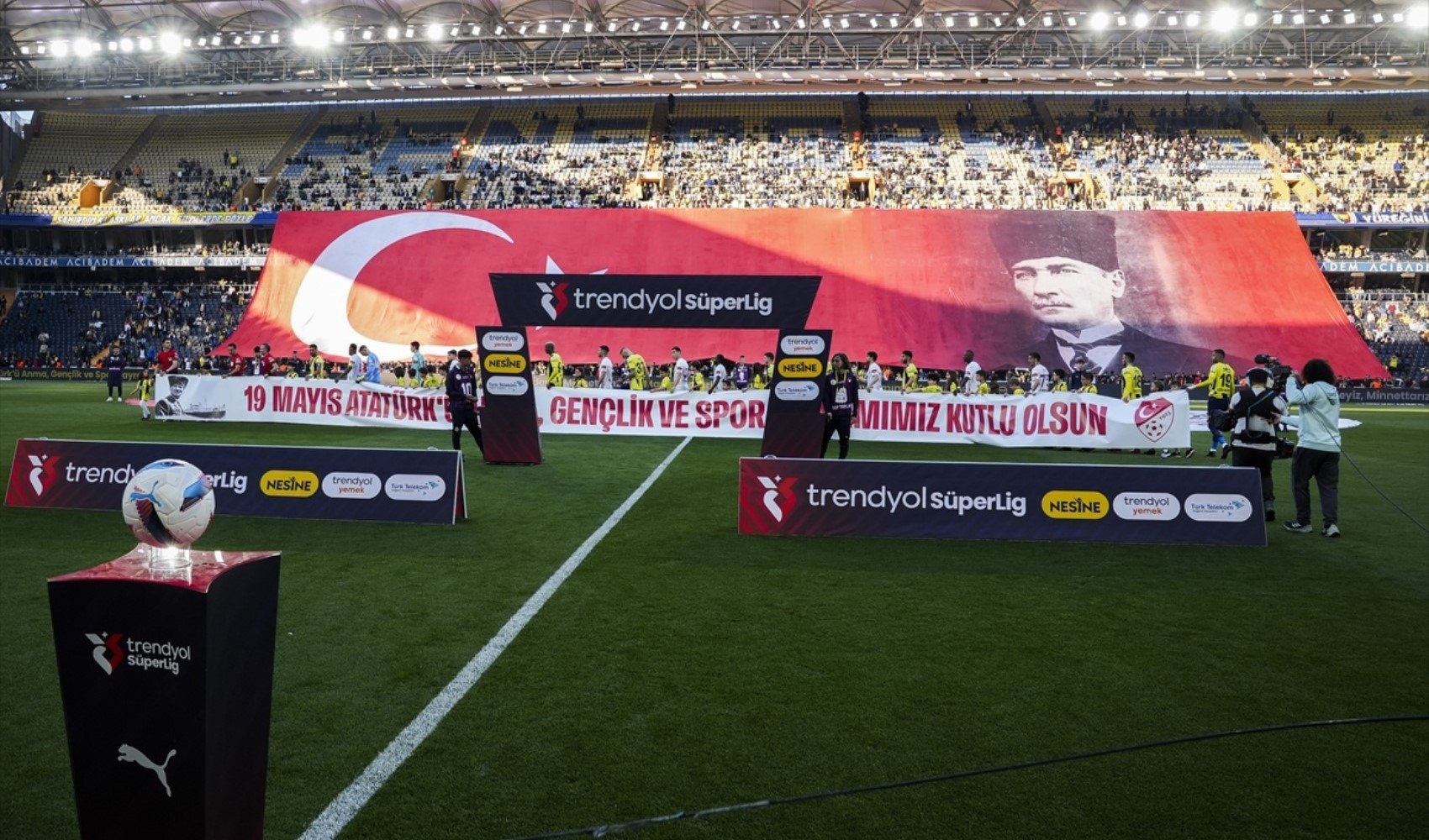 Kadıköy’de sessizlik: Fenerbahçe taraftarı tribünleri boş bıraktı Kadıköy’de sessizlik: Fenerbahçe taraftarı tribünleri boş bıraktı