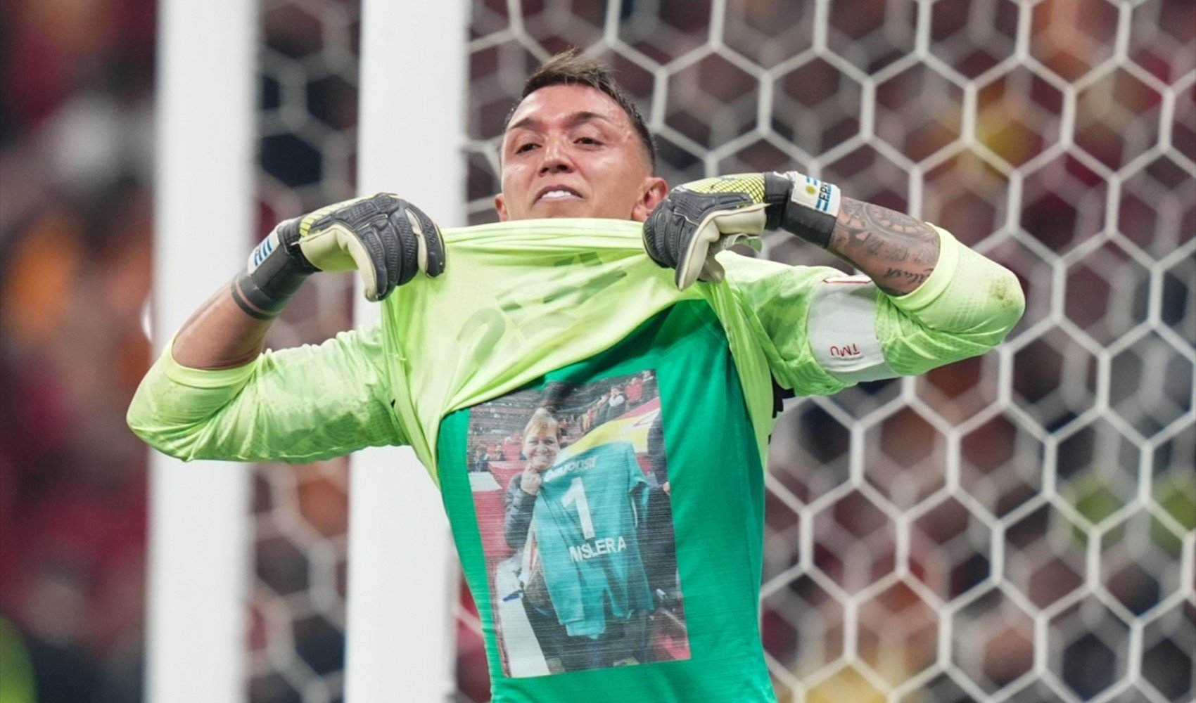 Efsane kaleci Muslera’dan veda gibi gol: Gözyaşlarıyla kutladı Efsane kaleci Muslera’dan veda gibi gol: Gözyaşlarıyla kutladı