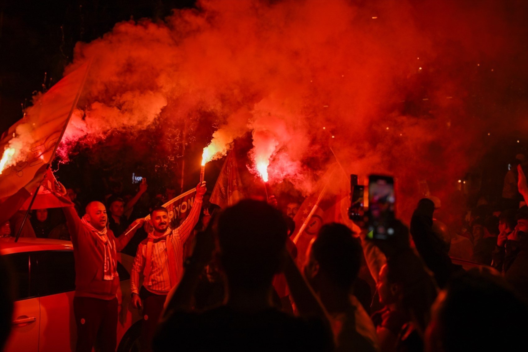 Galatasaray 25. kez şampiyon! Ünlü isimler şampiyonluğu kutladı