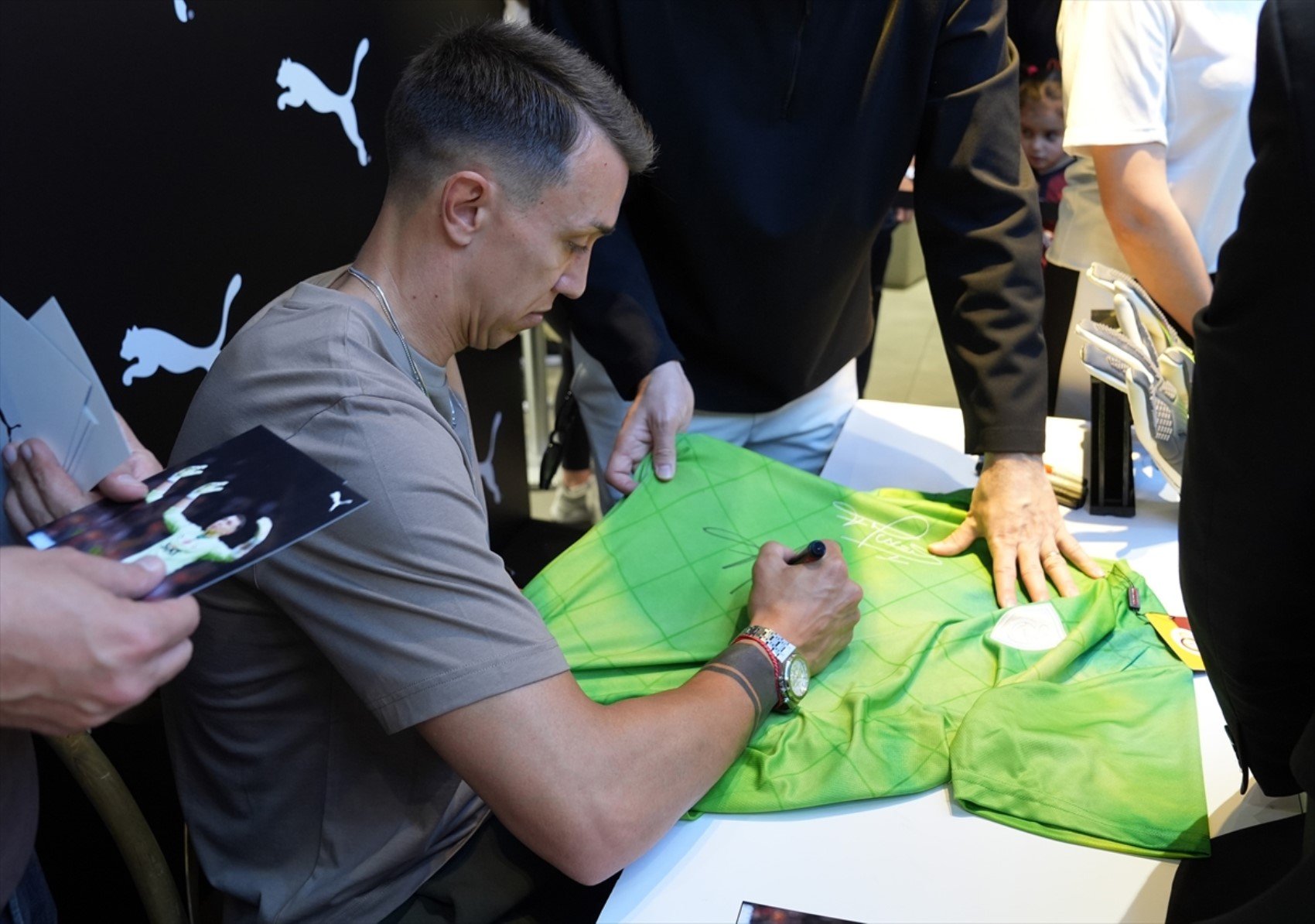 İstinyePark’ta Muslera rüzgarı! Taraftarlar sıraya girdi