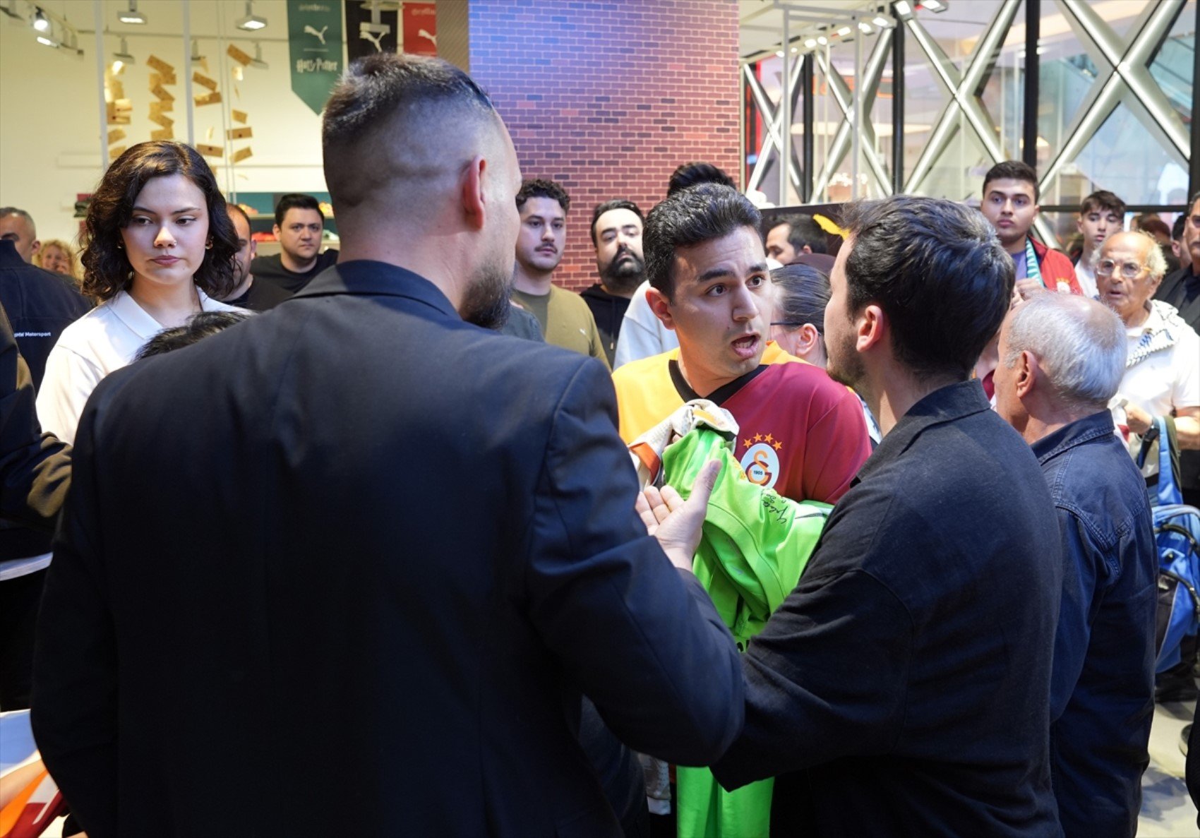 İstinyePark’ta Muslera rüzgarı! Taraftarlar sıraya girdi