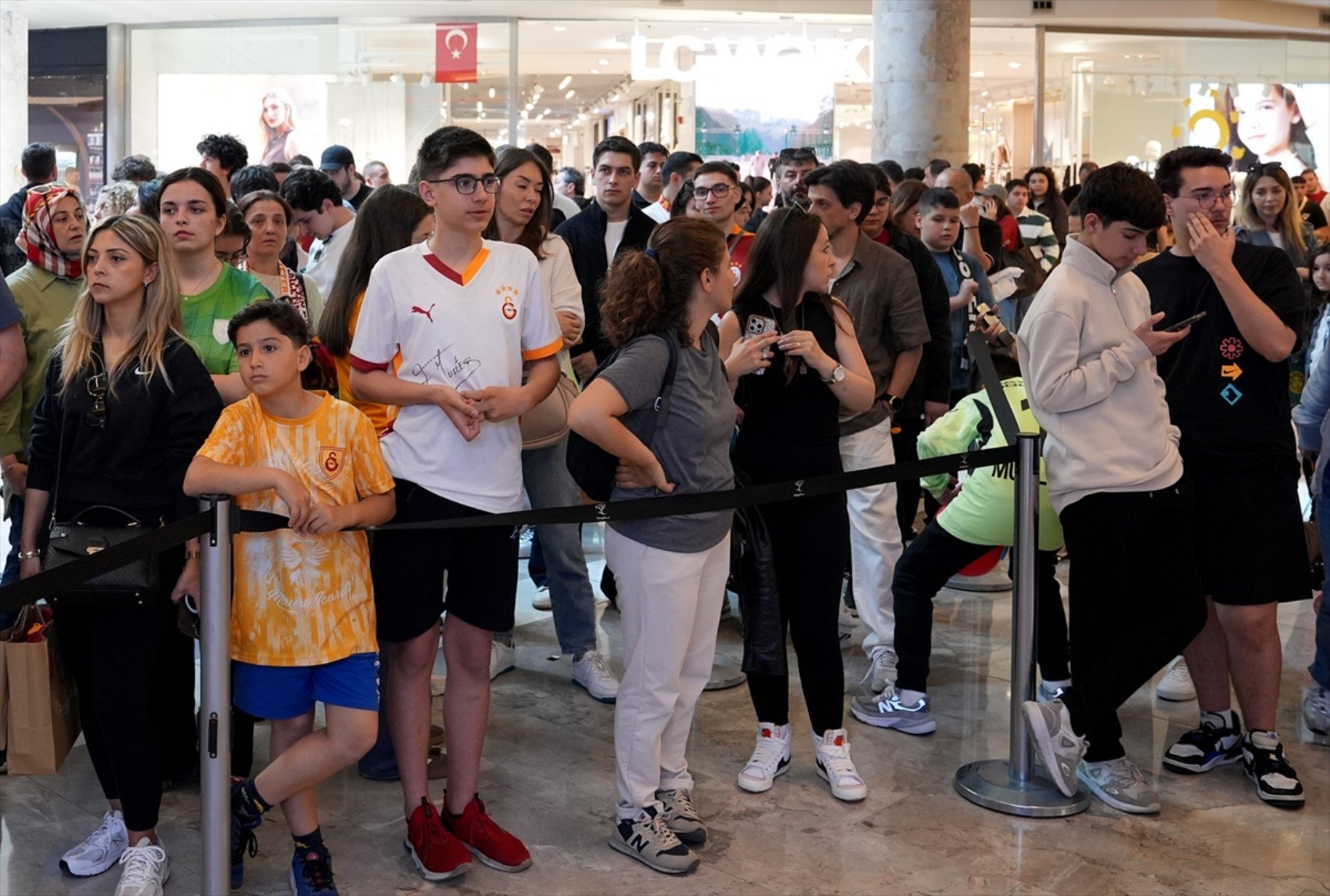 İstinyePark’ta Muslera rüzgarı! Taraftarlar sıraya girdi