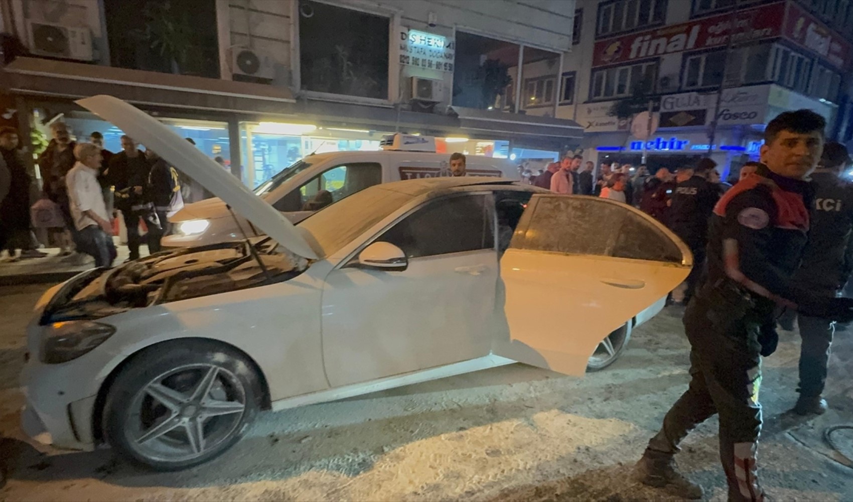 Kutlama yangına döndü! Otomobilde patlayan havai fişek paniğe neden oldu