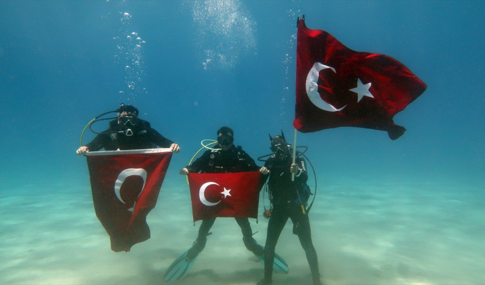 19 Mayıs coşkusu bu kez deniz altında yaşandı