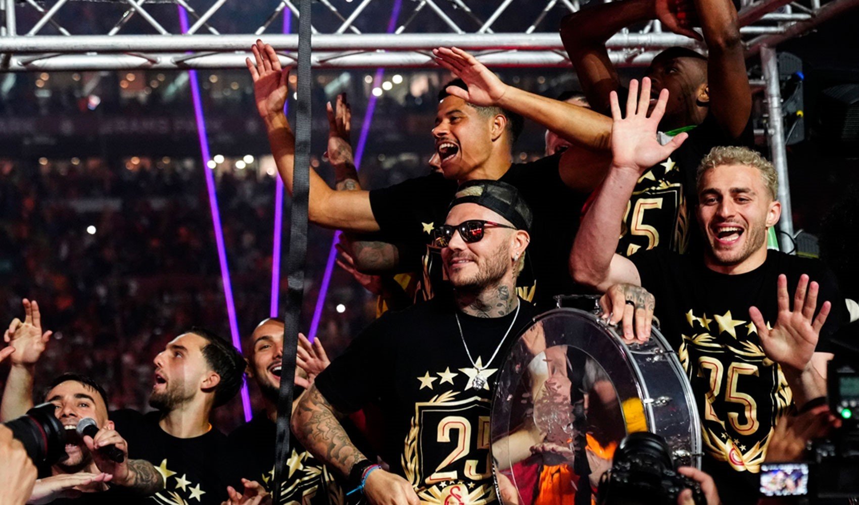 Galatasaray'ın 5 yıldızlı formaları taraftarlarla buluştu! İşte yeni arma