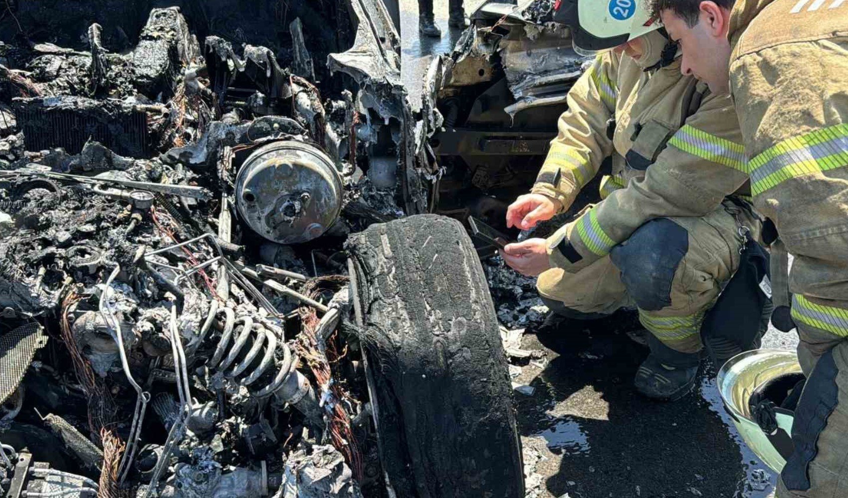 Eyüpsultan’da alev alan otomobilin sahibi belli oldu: Serdal Adalı'nın oğlu milyonluk Ferrari’de canını zor kurtardı