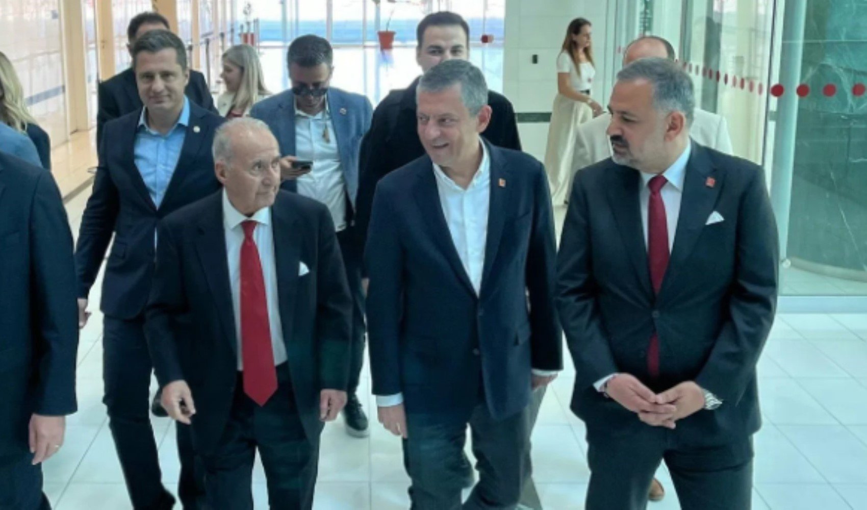 Özgür Özel İzmir’de: Millet iradesi için 19.19’da Gündoğdu’da konuşacak