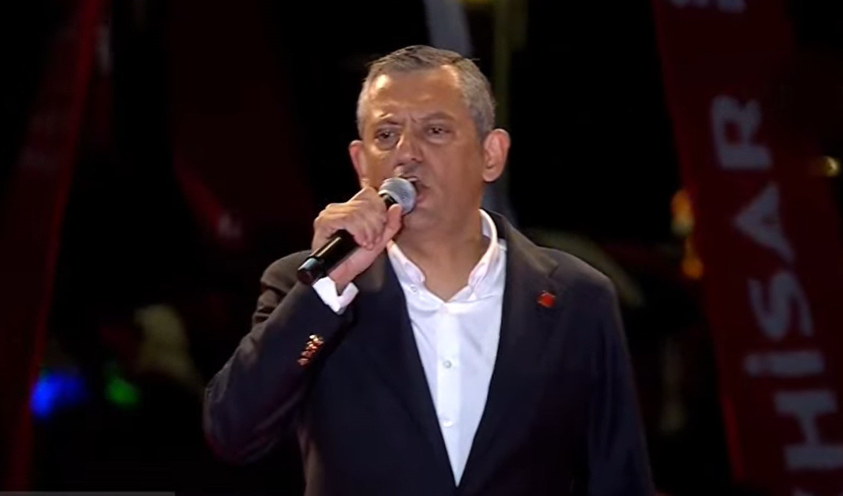 Özgür Özel'den İzmir'de çarpıcı mesajlar: 'Sen küresel bir lider değil, yerel bir diktatörsün'