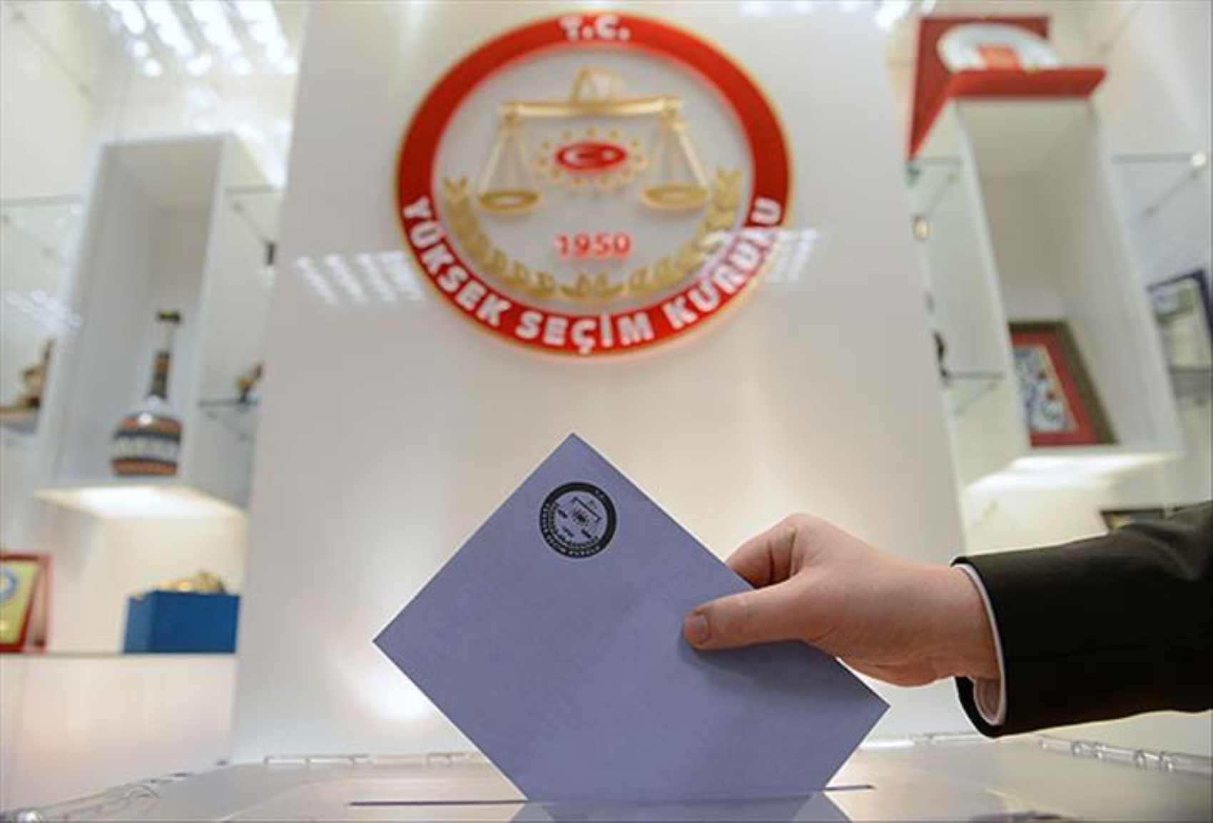Son anket sonuçları dikkat çekti... AKP oy oranının yarısını kaybetti: CHP, AKP'nin kalelerinde yükseliyor!
