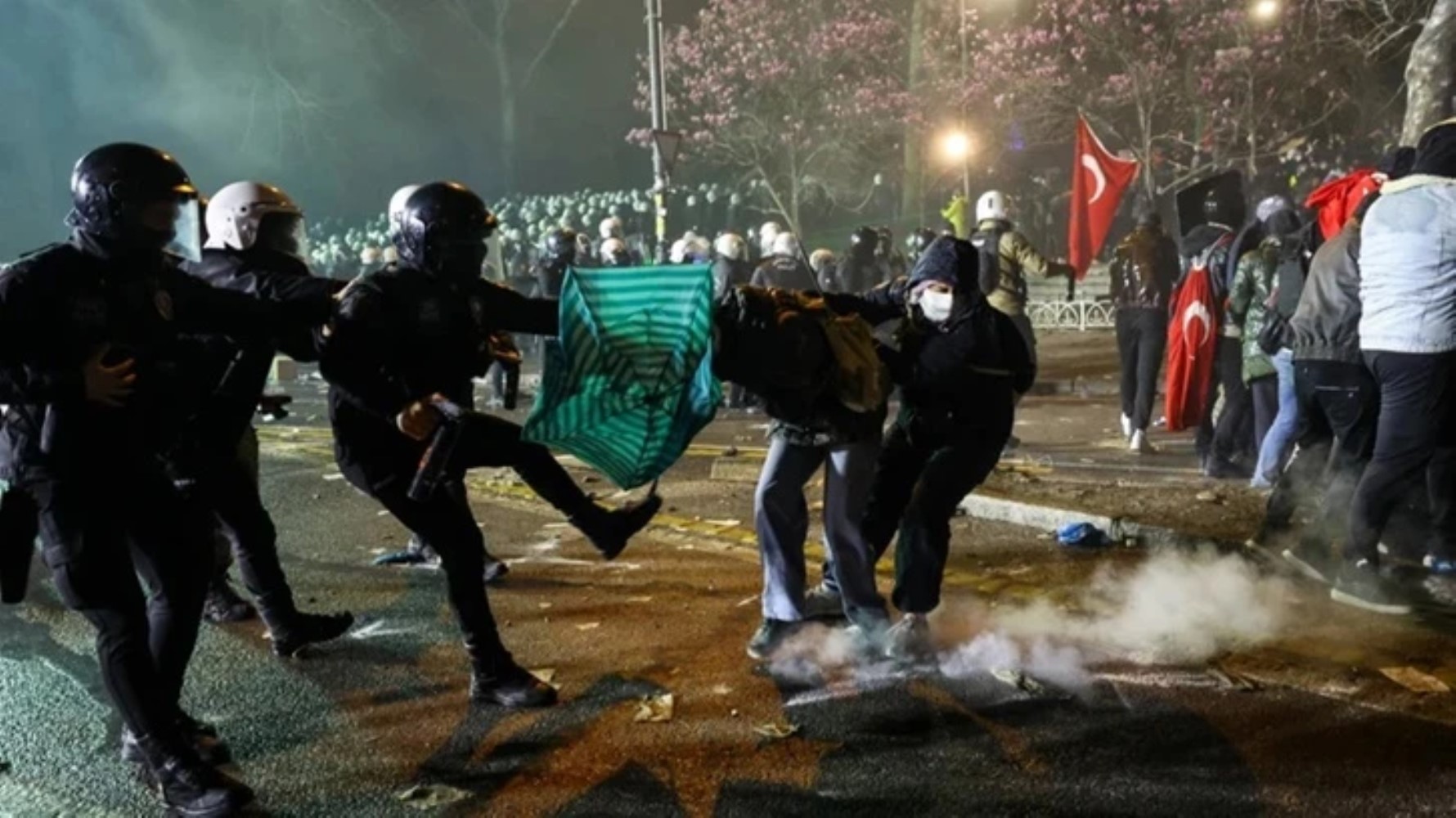 AKP'de İmamoğlu kulisleri... Türkmenistan mı oluyoruz’ endişesi: Şimşek midesinden oldu, Erdoğan’a ulaşan yok