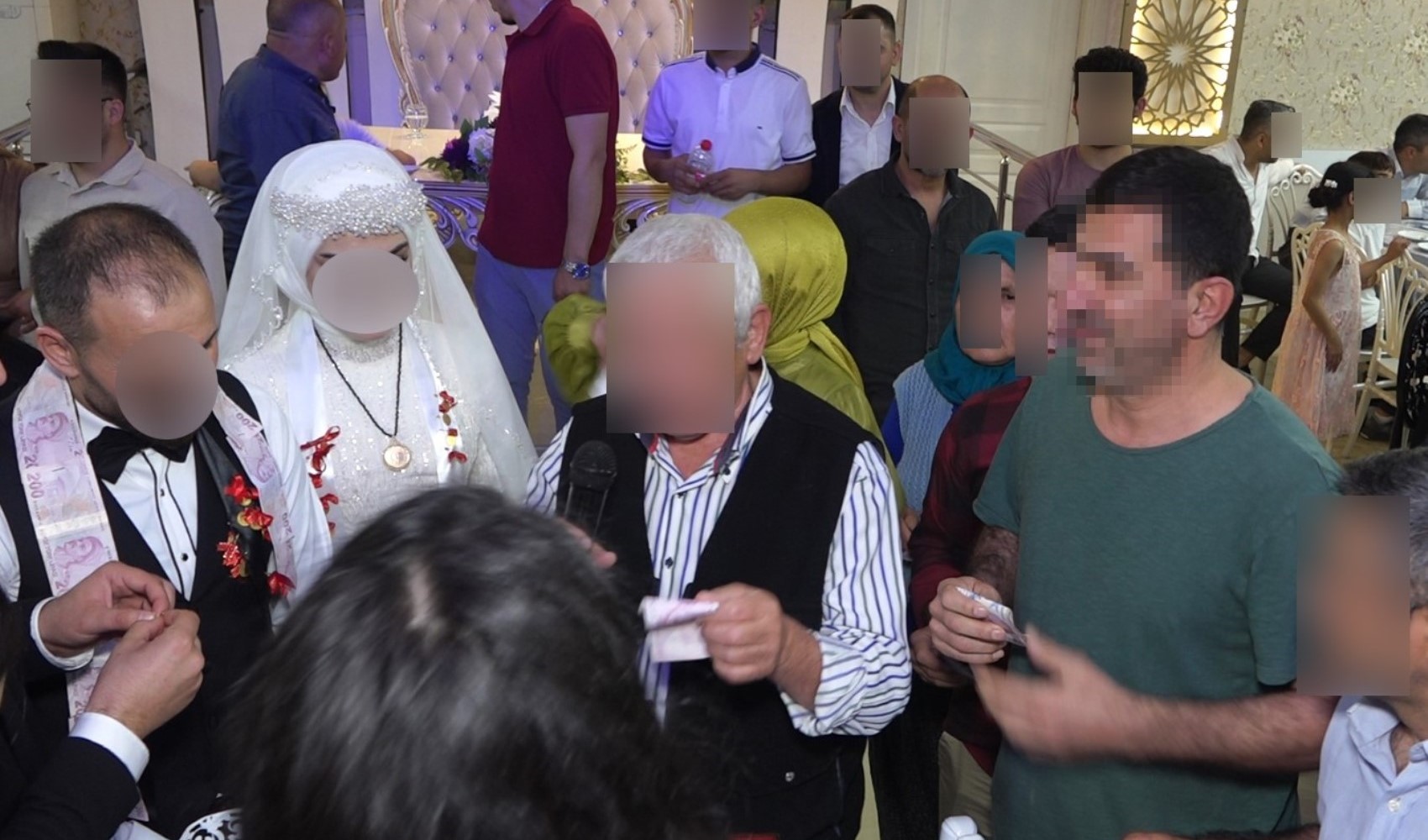 Adana'da şoke eden olay! Tanımadığı düğüne gitti, pasta yedi, takıları çaldı Adana'da şoke eden olay! Tanımadığı düğüne gitti, pasta yedi, takıları çaldı