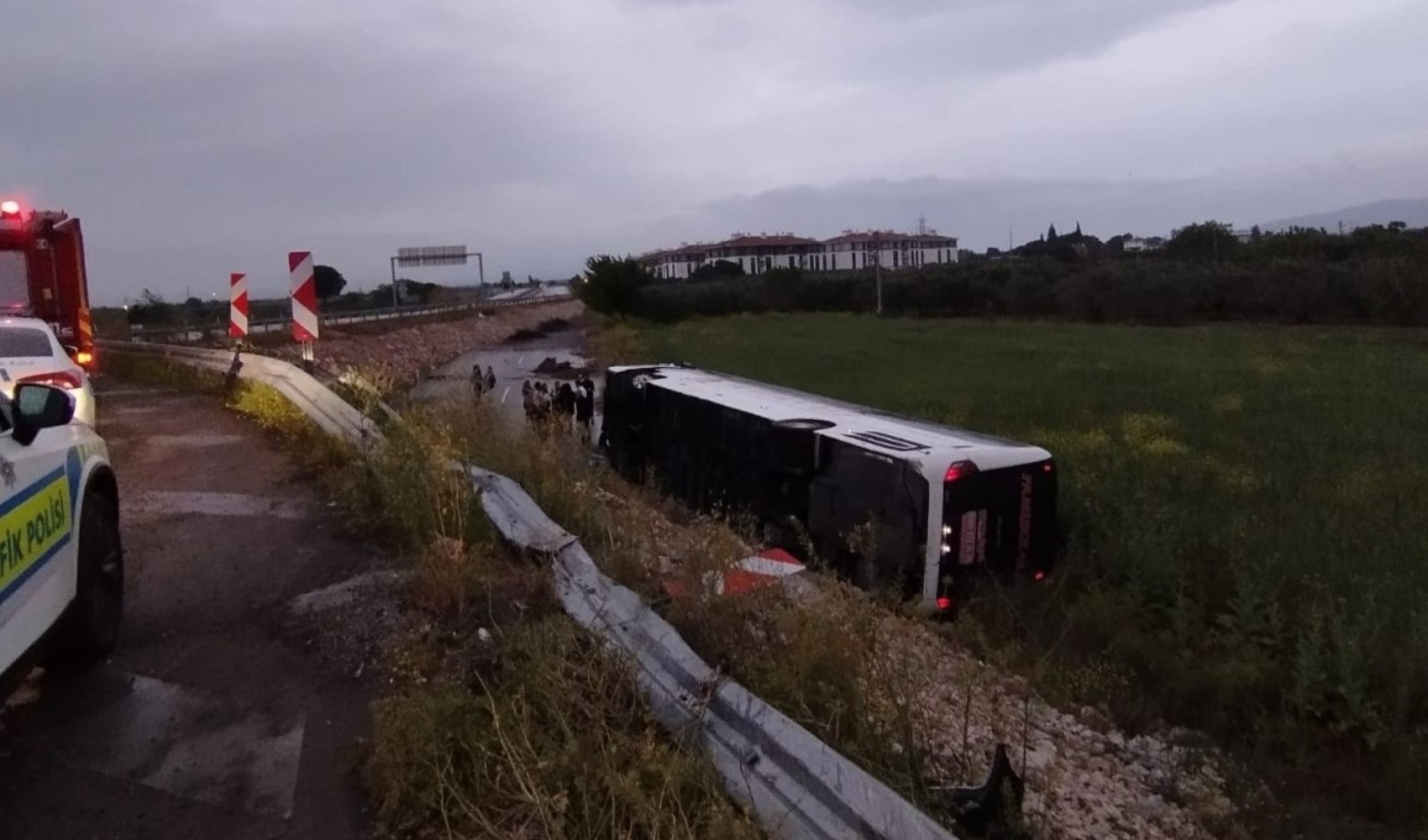 Manisa'da yolcu otobüsü devrildi! Çok sayıda kişi yaralandı Manisa'da yolcu otobüsü devrildi! Çok sayıda kişi yaralandı
