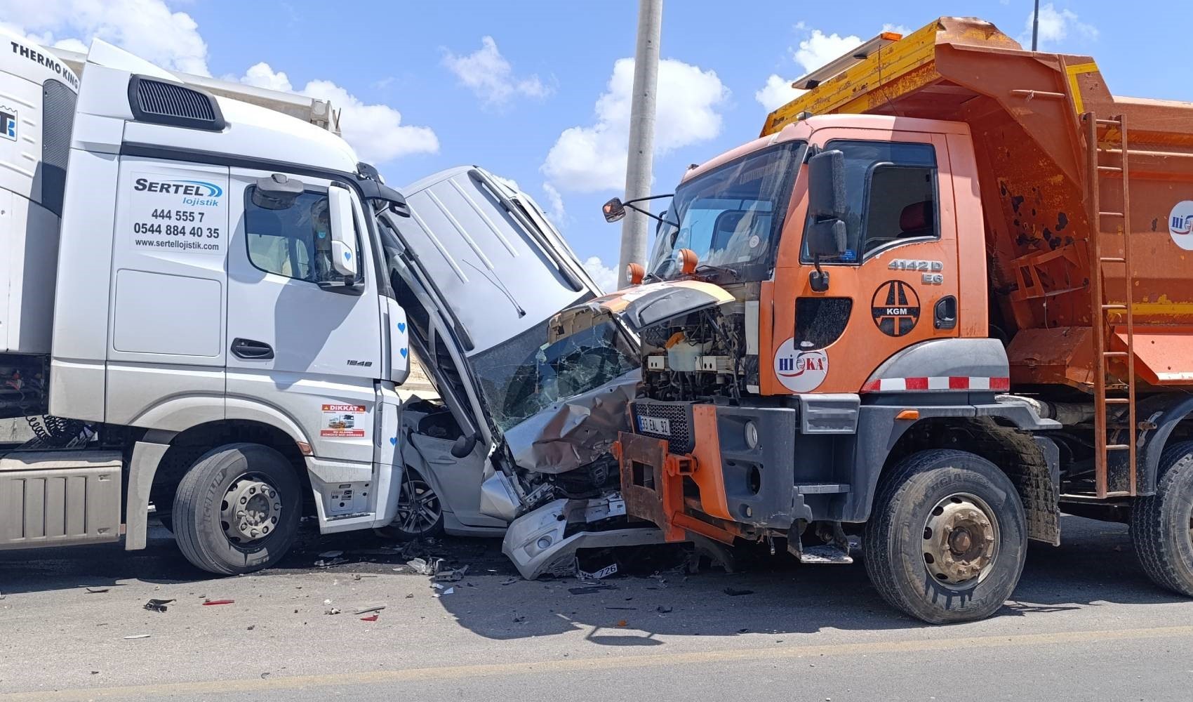 Direksiyon hakimiyetini kaybeden kamyon zincirleme kazaya neden oldu Direksiyon hakimiyetini kaybeden kamyon zincirleme kazaya neden oldu