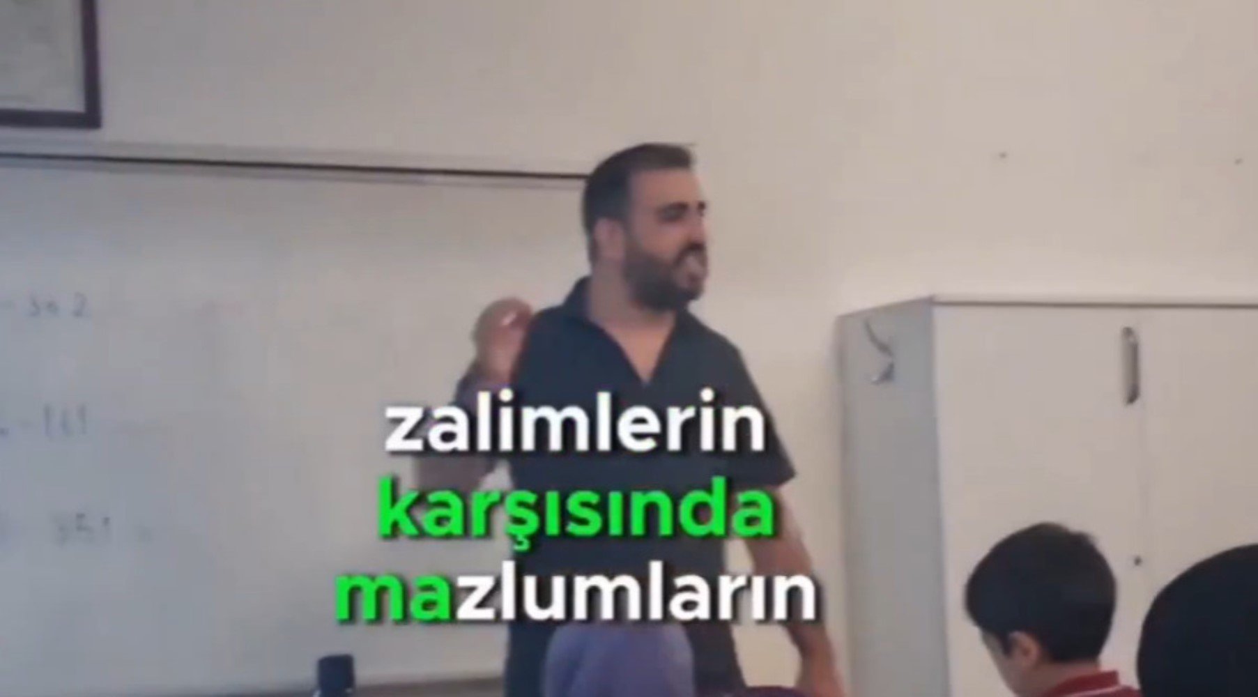 Öğrencilerine 'şort giymeyin' diyerek büyük tepki toplamıştı: O öğretmen hakkında çok sayıda şikayet yapılmış