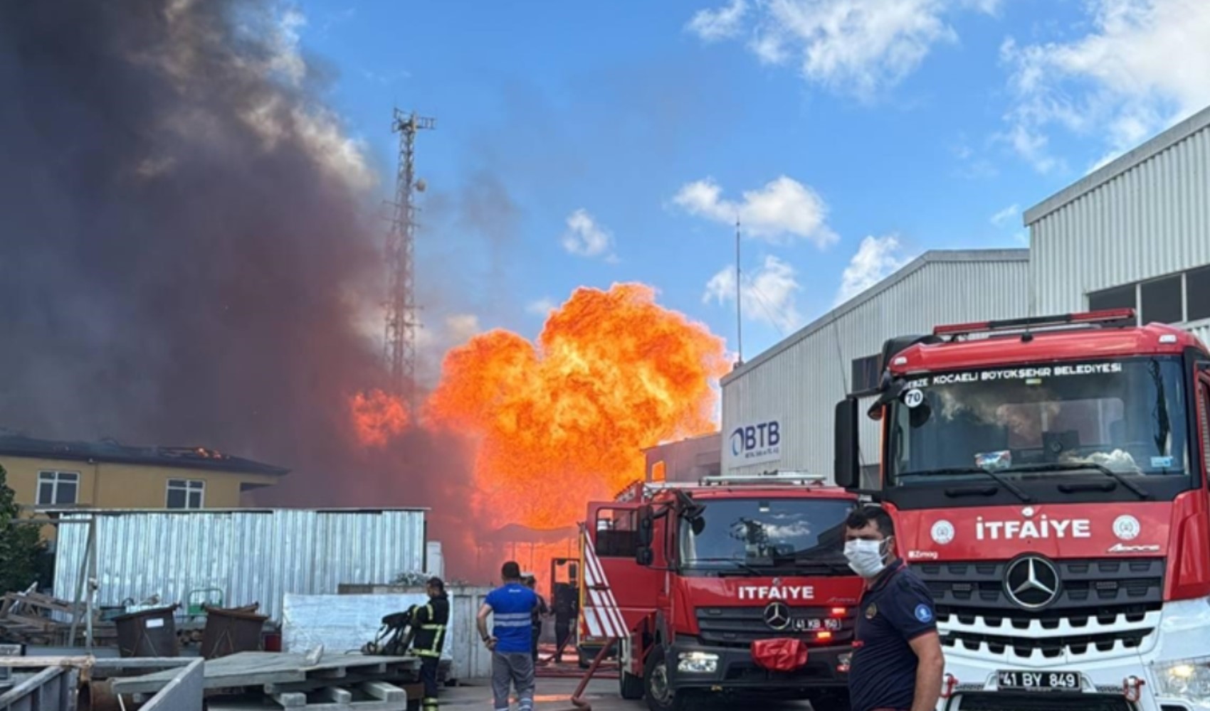 Gebze'de boya fabrikasında korkutan yangın