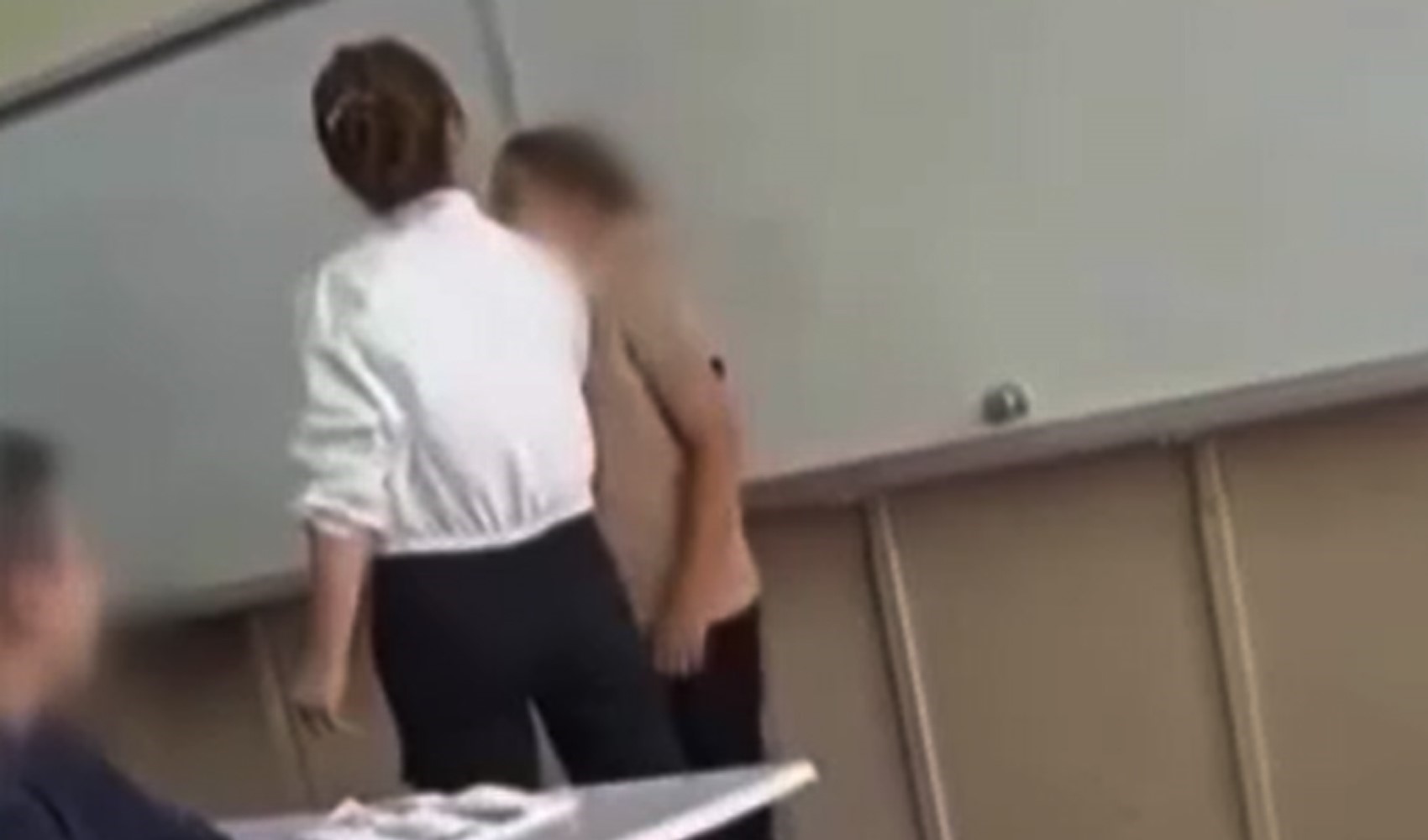 Okulda öğretmenden öğrenciye şiddet kamerada: Pisliksin, seni gebertirim Okulda öğretmenden öğrenciye şiddet kamerada: Pisliksin, seni gebertirim