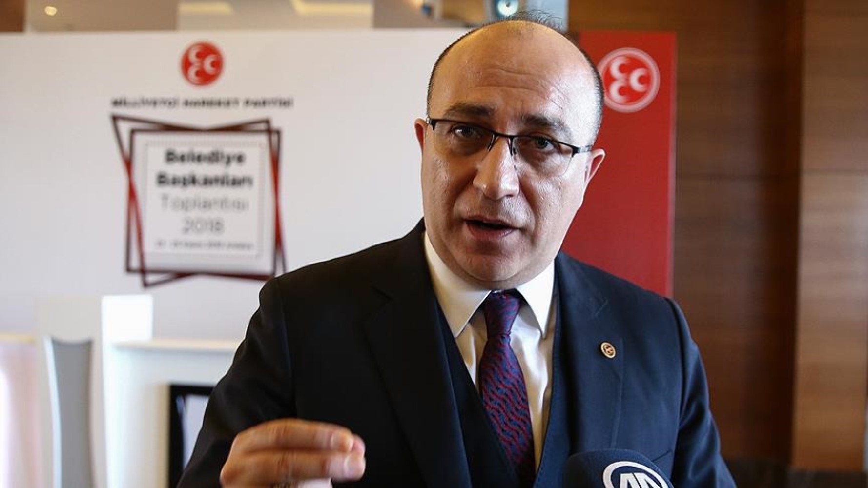 HSK seçimindeki tartışma sürüyor: Yaptığı bozkurt işareti gündem oldu